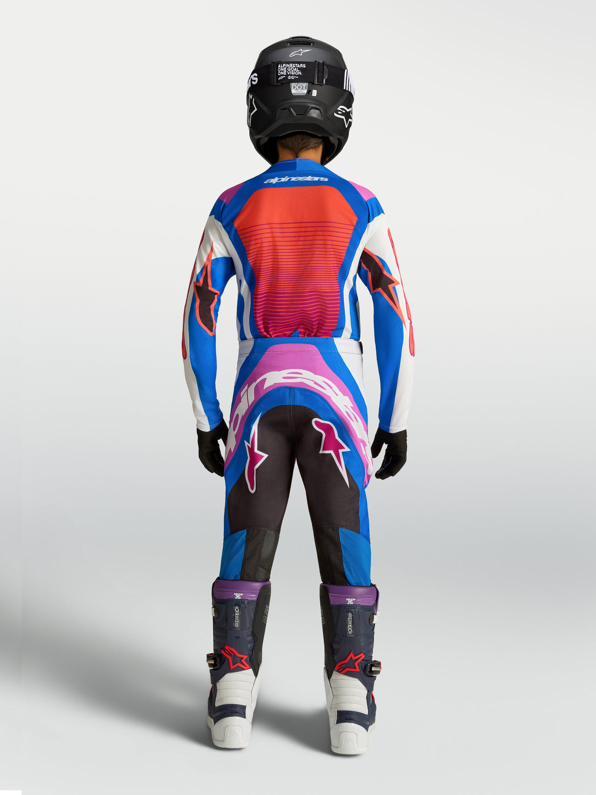Alpinestars Pantaloni Supertech Maven Ragazzo, pantaloni da motocross per giovani, blu e rosa corallo, vestibilità atletica da gara, vista posteriore su giovane pilota
