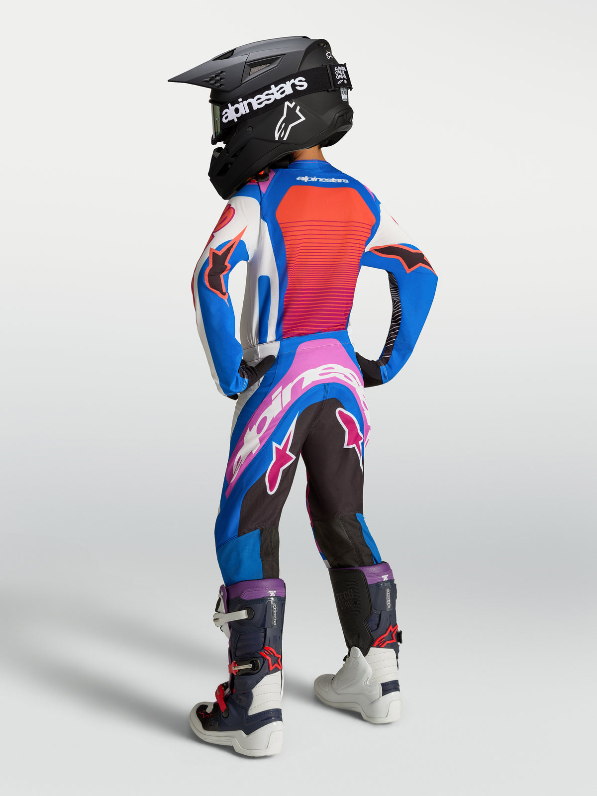 Alpinestars Pantaloni Supertech Maven Ragazzo, pantaloni da motocross bianchi e corallo acceso, vista posteriore su modello.