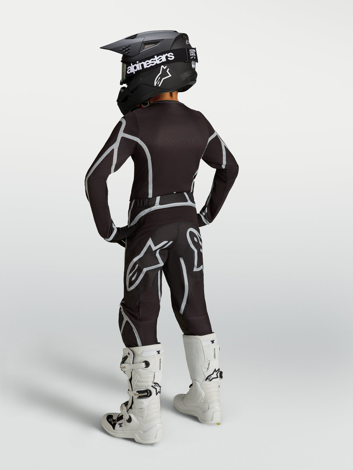 Alpinestars Pantaloni Fluid Apex V2 Ragazzo, neri e argento, vista posteriore per kit da motocross fuoristrada.