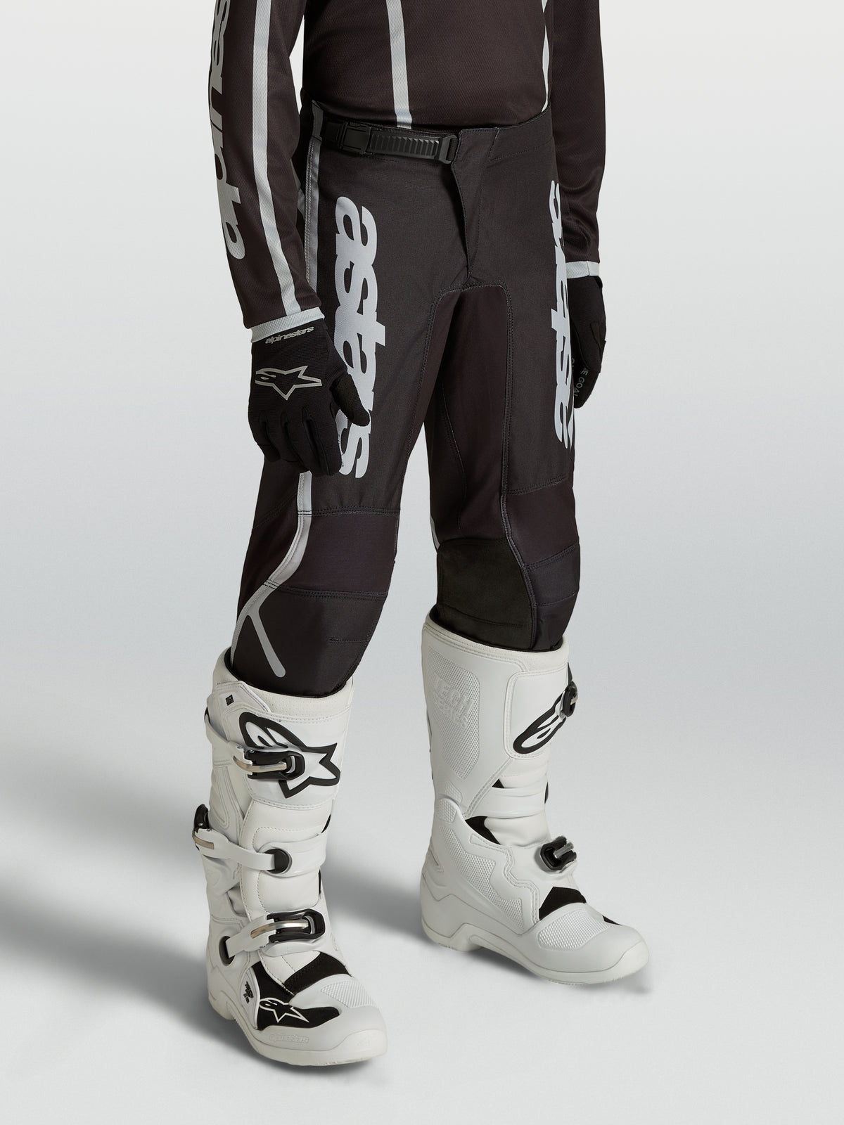 Alpinestars Pantaloni Fluid Apex V2 Ragazzo, pantaloni da motocross neri e argento per giovani piloti, con vestibilità ergonomica precurvata