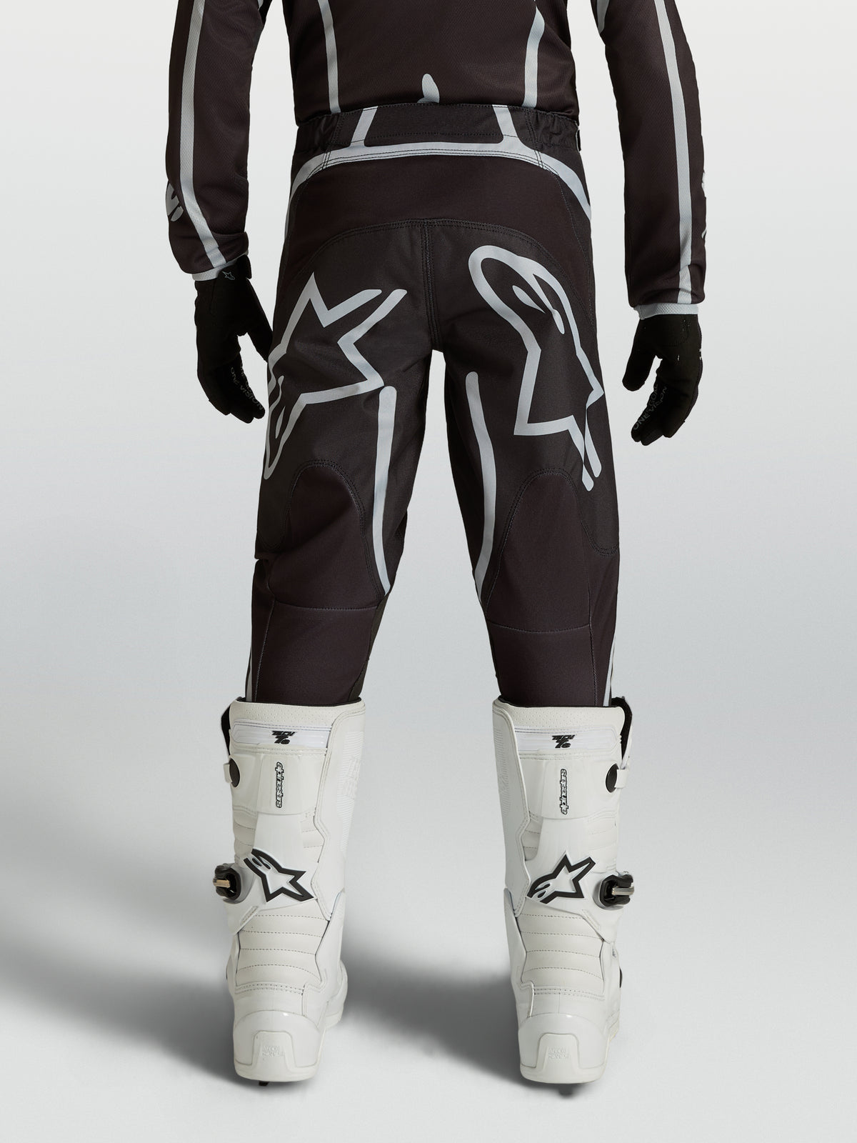 Alpinestars Pantaloni Fluid Apex V2 Ragazzo, neri e argento, abbigliamento motocross con loghi a stella e taglio ergonomico.