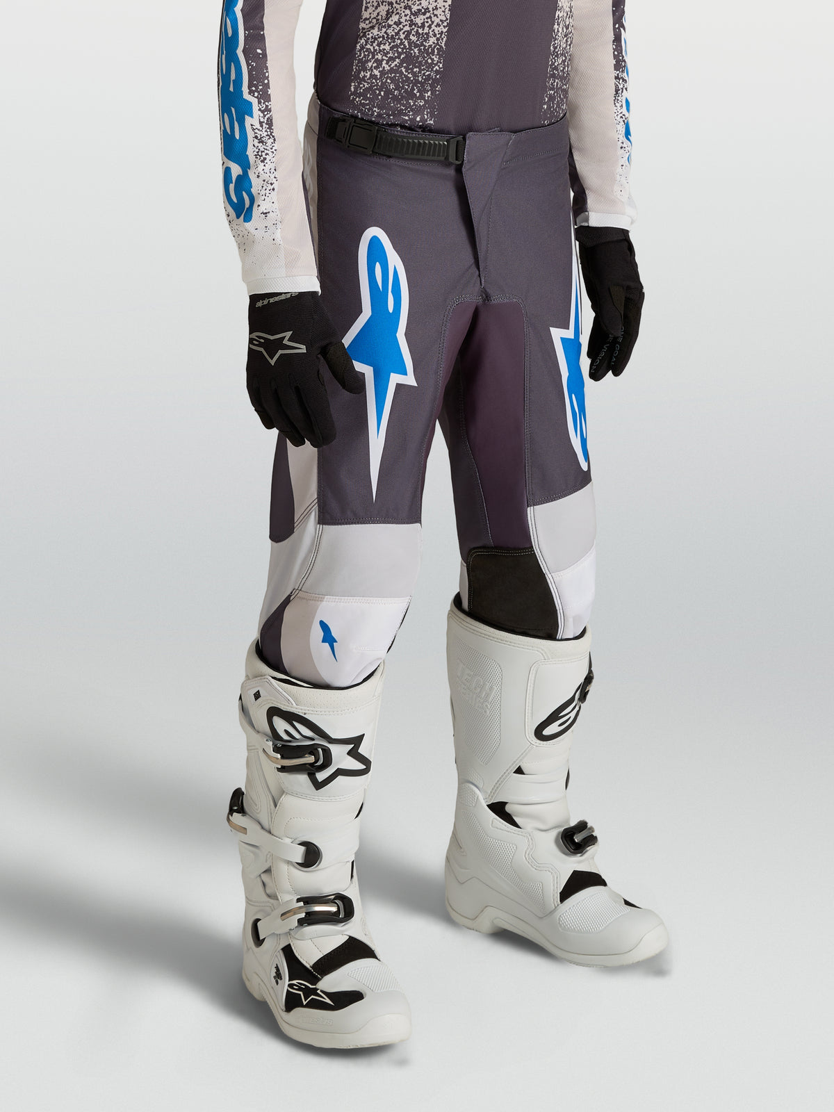 Alpinestars Pantaloni Fluid Drag Ragazzo, pantaloni da motocross grigio, blu e bianco, in poliestere 600D, per fuoristrada.