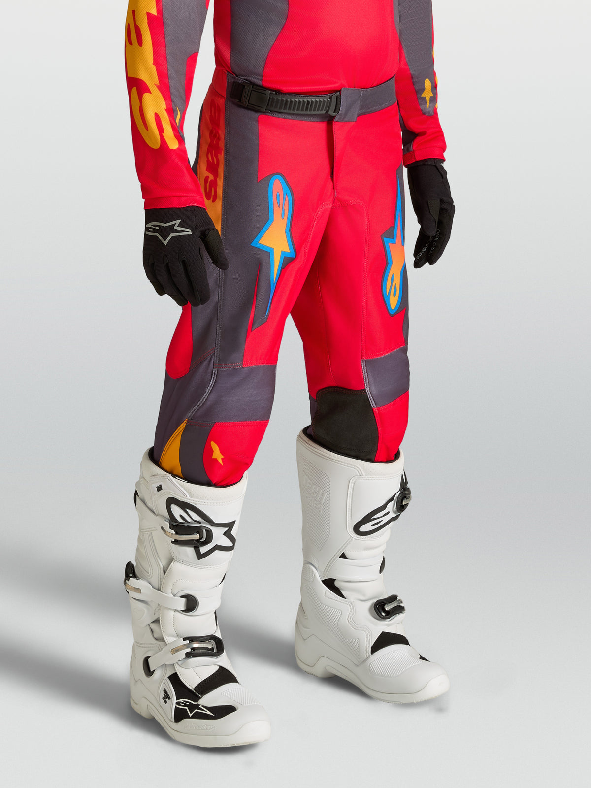 Alpinestars pantaloni Fluid Hunt ragazzo, pantaloni da motocross rossi e grigi in tessuto resistente, vestibilità sportiva.