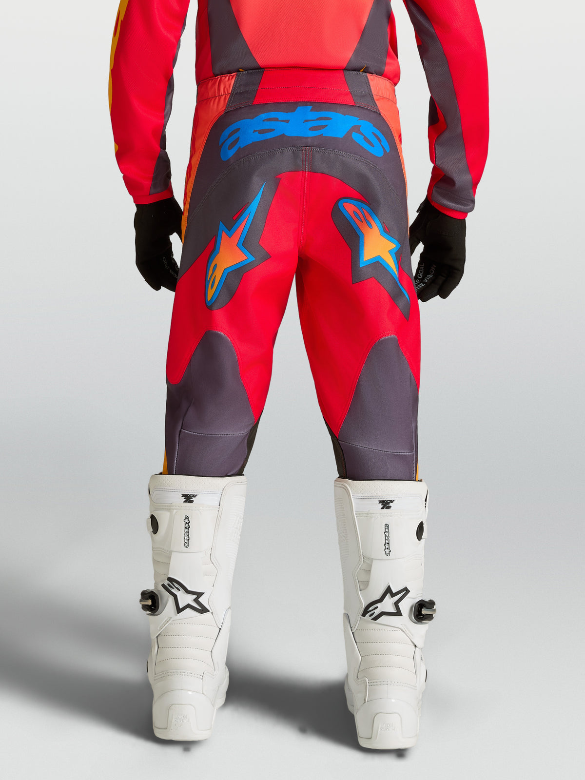 Alpinestars Pantaloni Fluid Hunt Ragazzo 2027, pantaloni da motocross rossi e grigi con logo blu e grafiche a stella