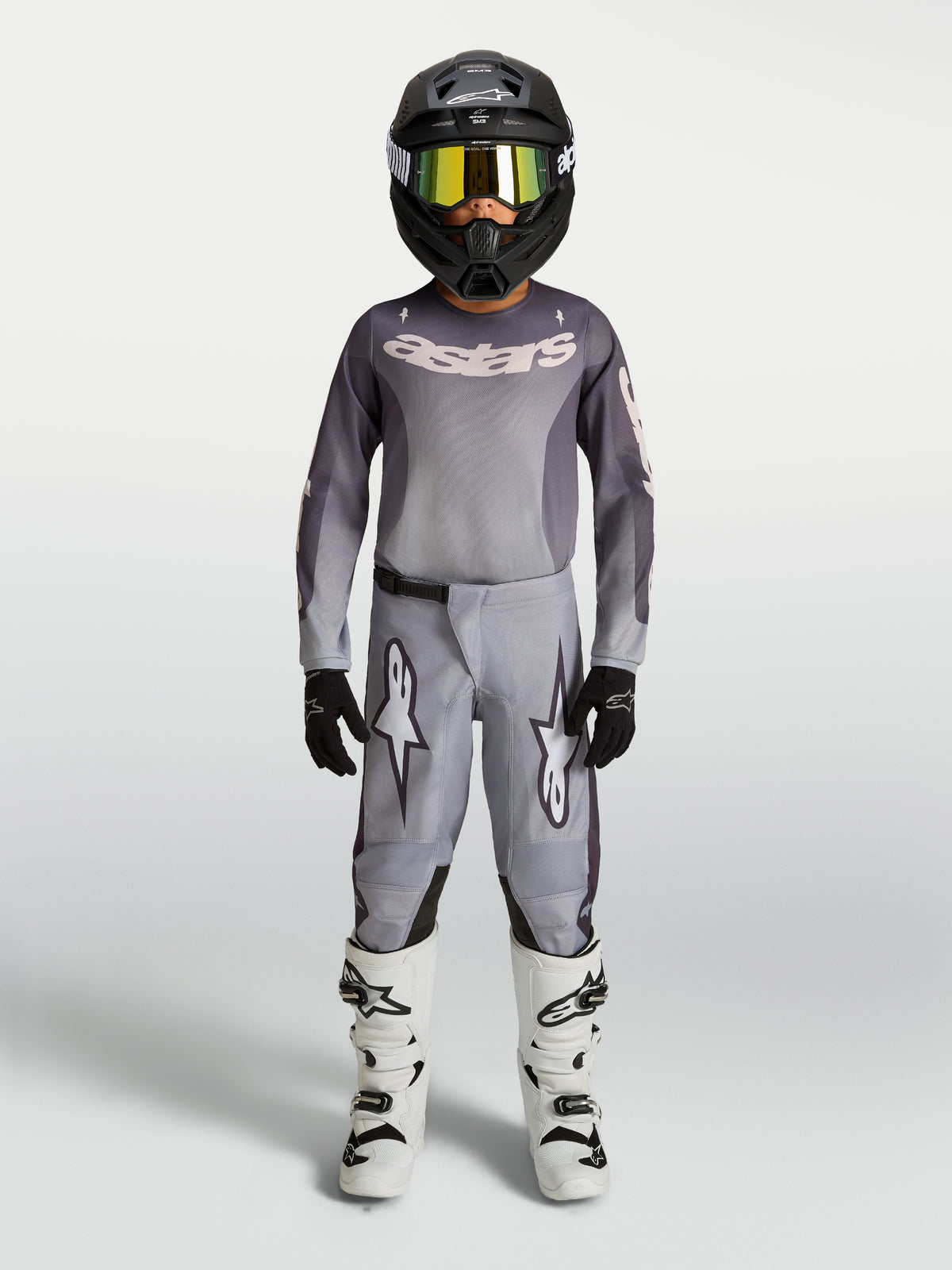 Alpinestars Pantaloni Fluid Amber Ragazzo 2027, pantaloni da motocross grigi e sabbia in poliestere 600D, vestibilità sportiva per off-road, indossati con attrezzatura coordinata