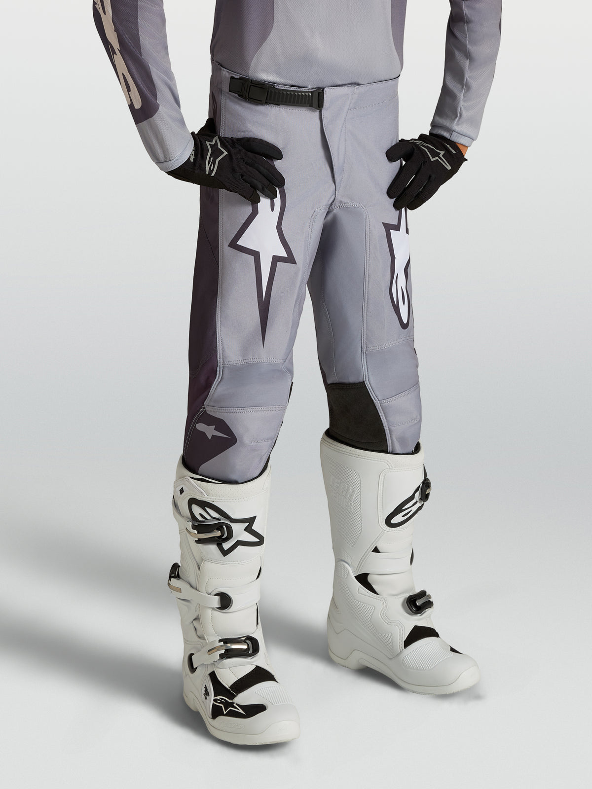 Alpinestars Pantaloni Fluid Amber Ragazzo, pantaloni da motocross per ragazzi, grigio sabbia e bianco, con grafiche a stella e pannelli rinforzati.