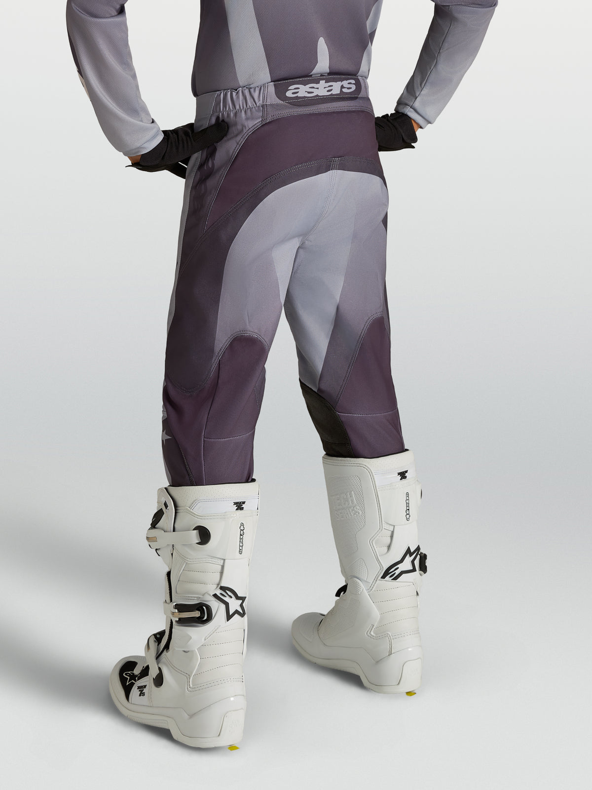 Alpinestars pantaloni Fluid Amber ragazzo, pantaloni motocross grigi e viola in poliestere 600D, vista posteriore su modello.