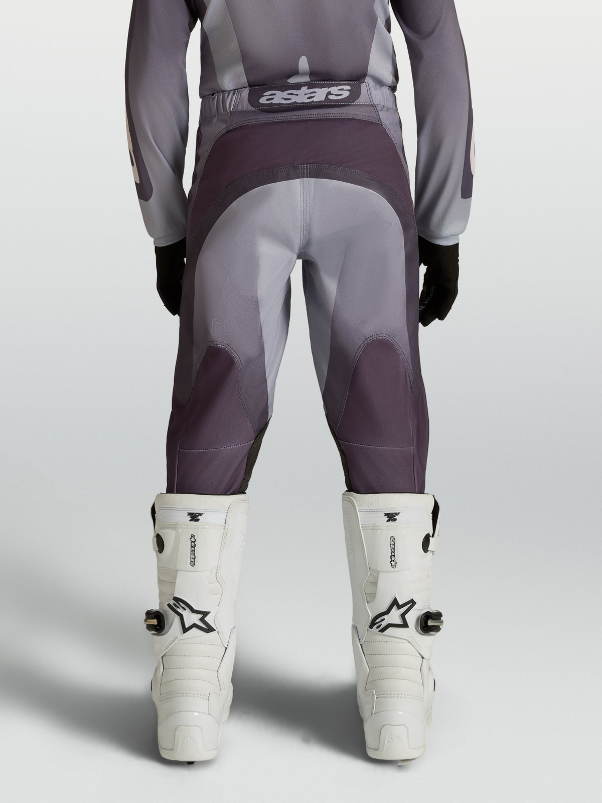 Alpinestars pantaloni motocross Fluid Amber ragazzo 2027 in grigio e sabbia con seduta rinforzata e pannelli elastici.