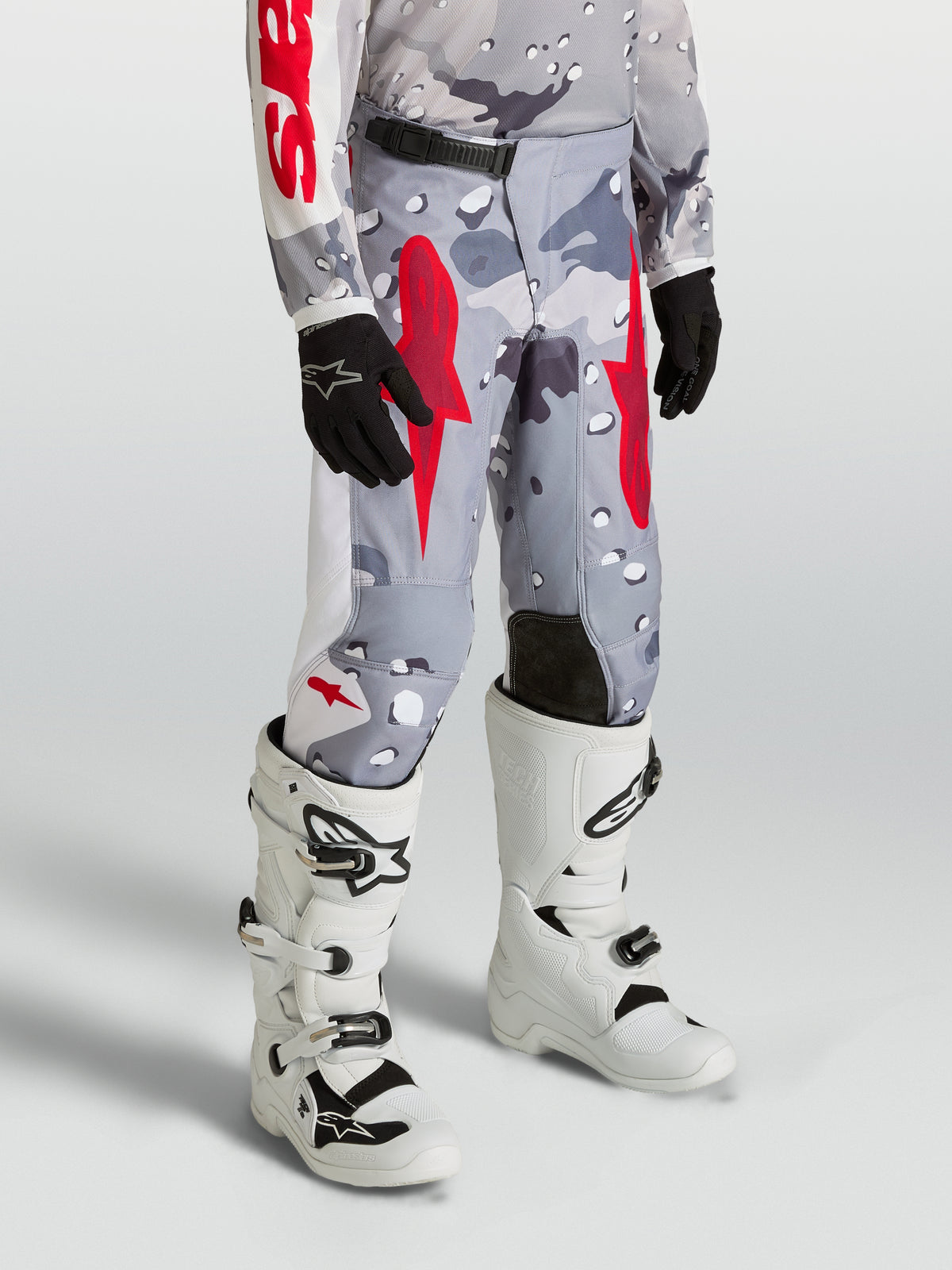 Alpinestars Pantaloni Fluid Lone Ragazzo, pantaloni motocross off-road grigi camo e rossi, in poliestere 600D resistente.