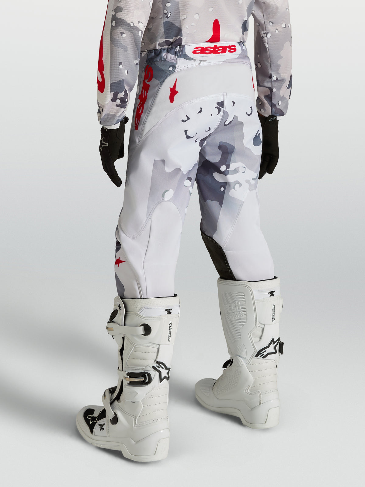 Alpinestars pantaloni Fluid Lone ragazzo, grigi camo e rossi, polyfabric resistente, vista posteriore, taglio ergonomico
