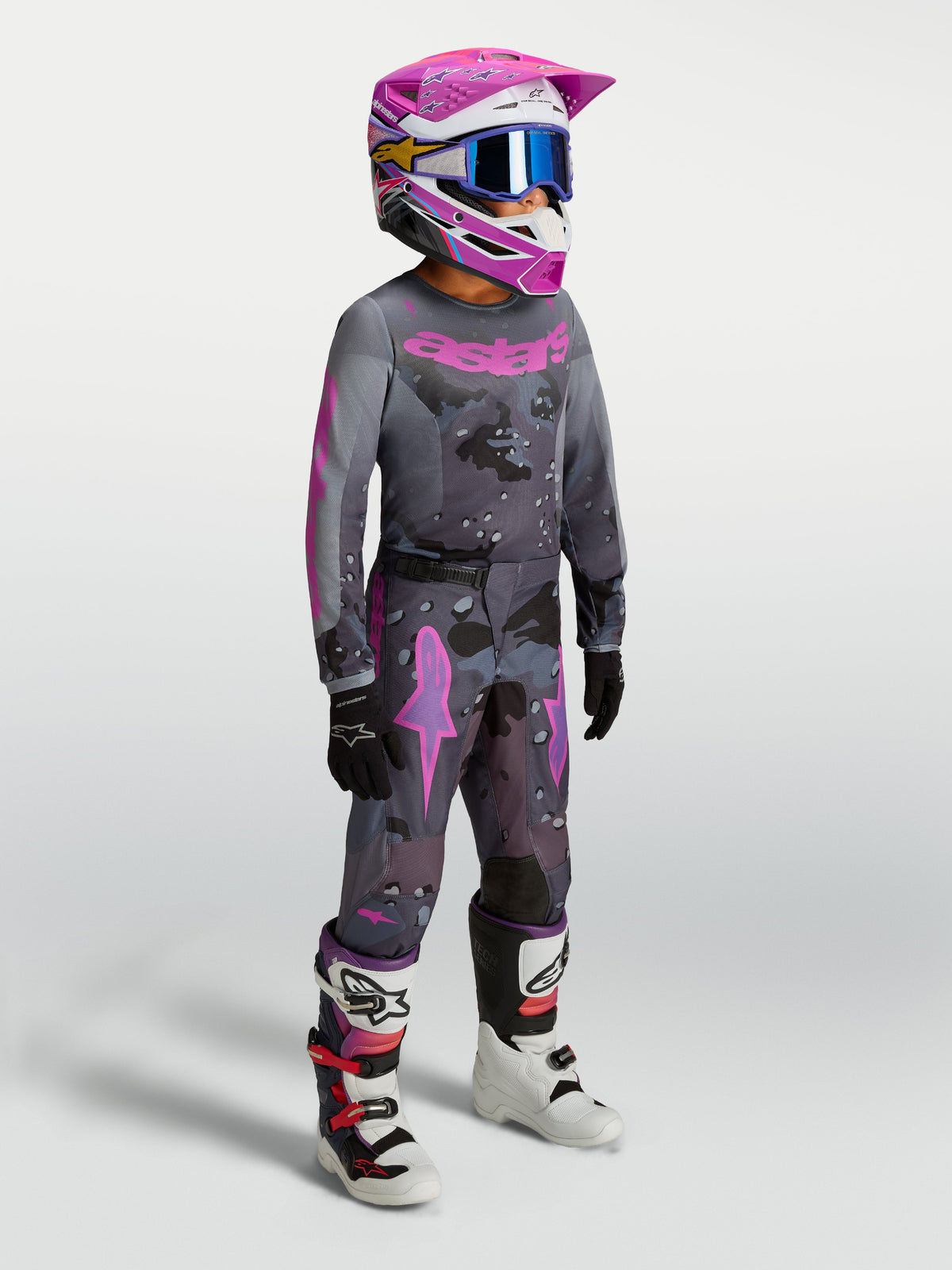 Alpinestars Maglia Fluid Lone Ragazzo 2027, maglia da motocross per ragazzi, grigio camo e viola, in tessuto tecnico traspirante ed ergonomico.