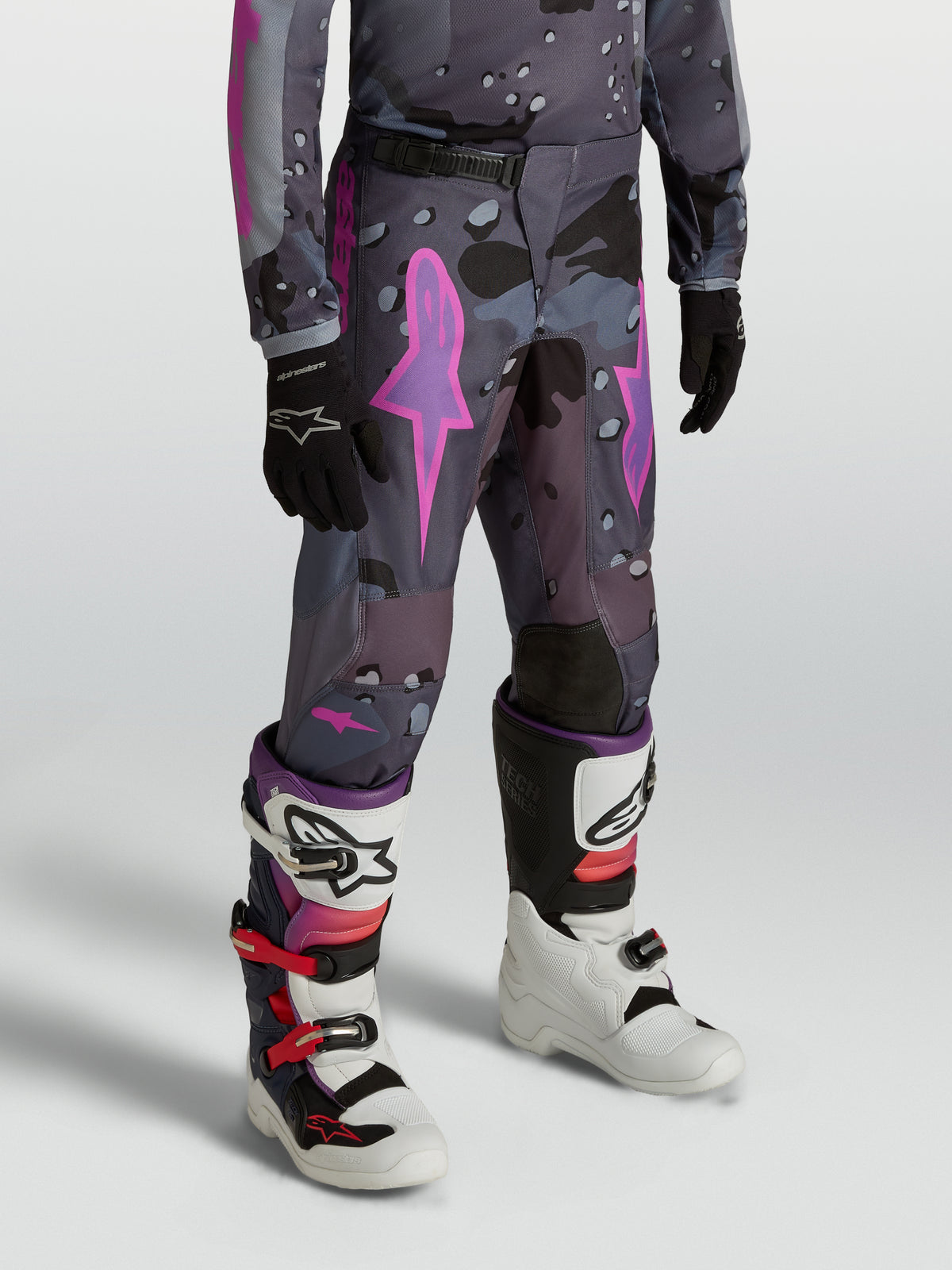 Alpinestars Pantaloni Fluid Lone Ragazzo, pantaloni da motocross per ragazzi, grigio camo e viola, in tessuto 600D resistente.