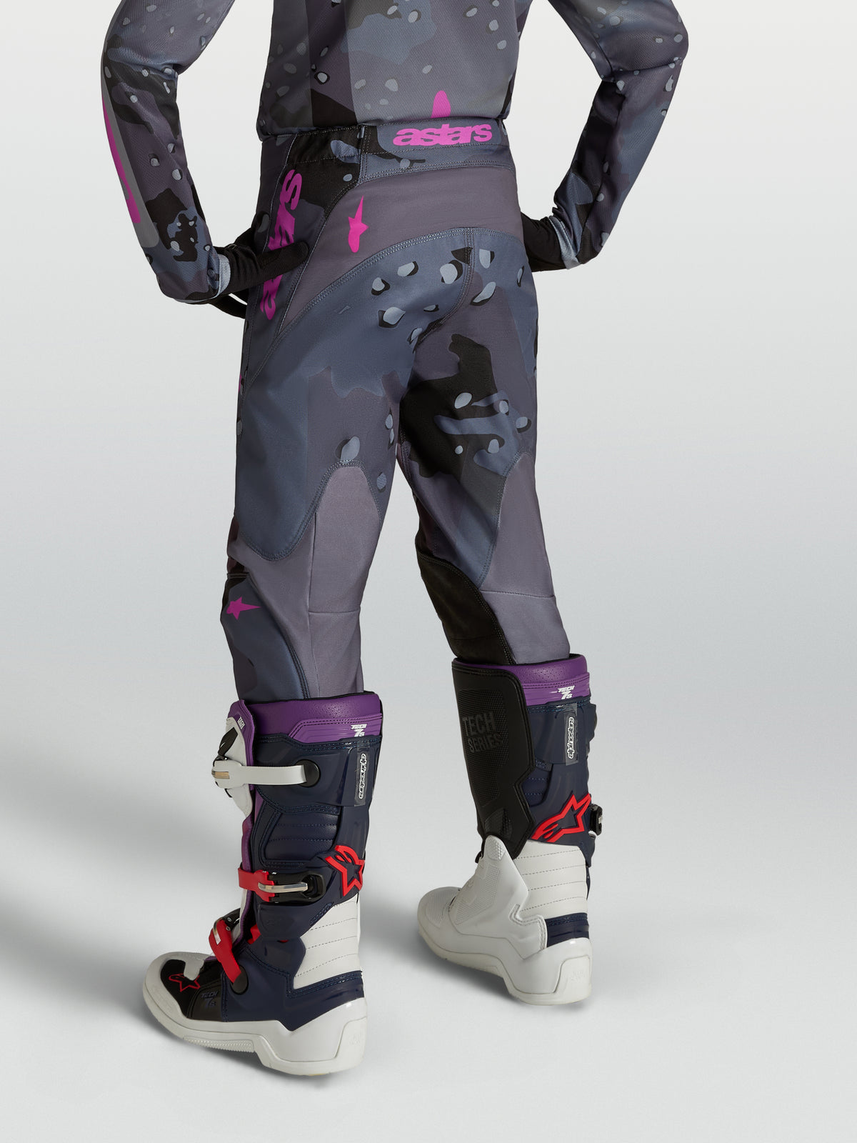 Alpinestars Pantaloni Fluid Lone Ragazzo, pantaloni da motocross per giovani piloti, grigio camo e viola, vista posteriore su modello, design ergonomico 3D per prestazioni off-road e motocross