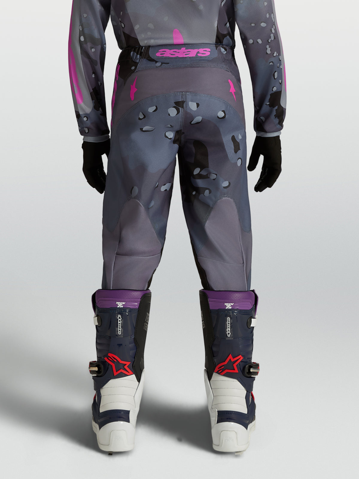 Alpinestars Pantaloni Fluid Lone Ragazzo 2027, pantaloni da motocross e fuoristrada, grigio camo e viola, vista posteriore su modello