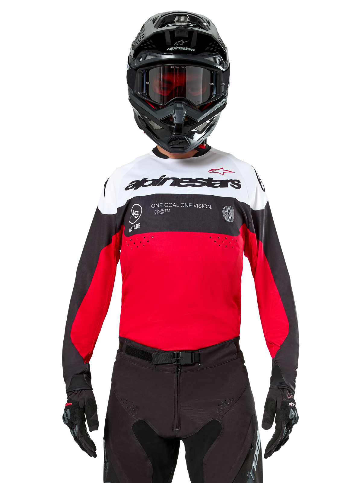 Maglia Alpinestars Pro-Dura, maglia da motocross, nero, rosso acceso e bianco, indossata con casco e occhiali neri, design sportivo con logo Alpinestars in evidenza e traforatura laser, abbigliamento tecnico per enduro e corse off-road