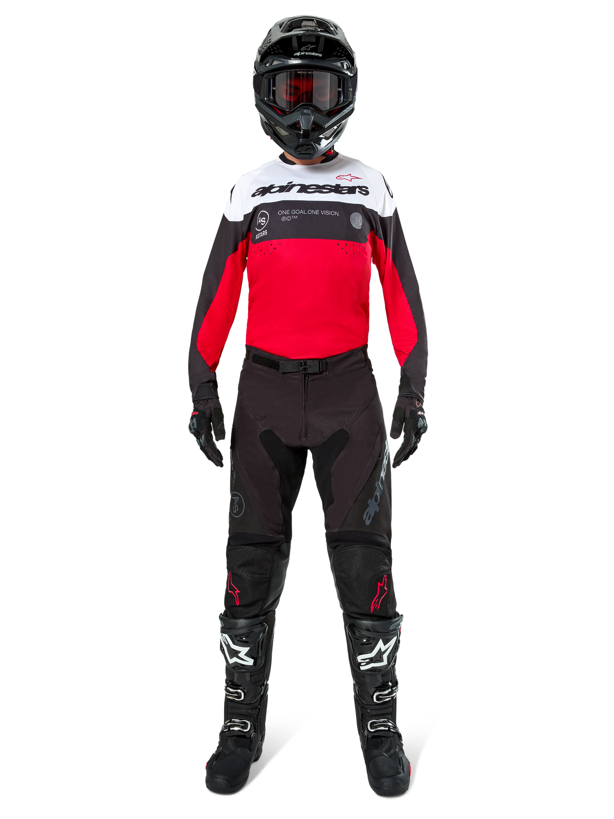 Pilota di motocross con maglia Alpinestars Pro-Dura in nero, rosso vivace e bianco, abbinata a pantaloni neri, stivali neri e casco nero, equipaggiamento completo da gara fuoristrada.