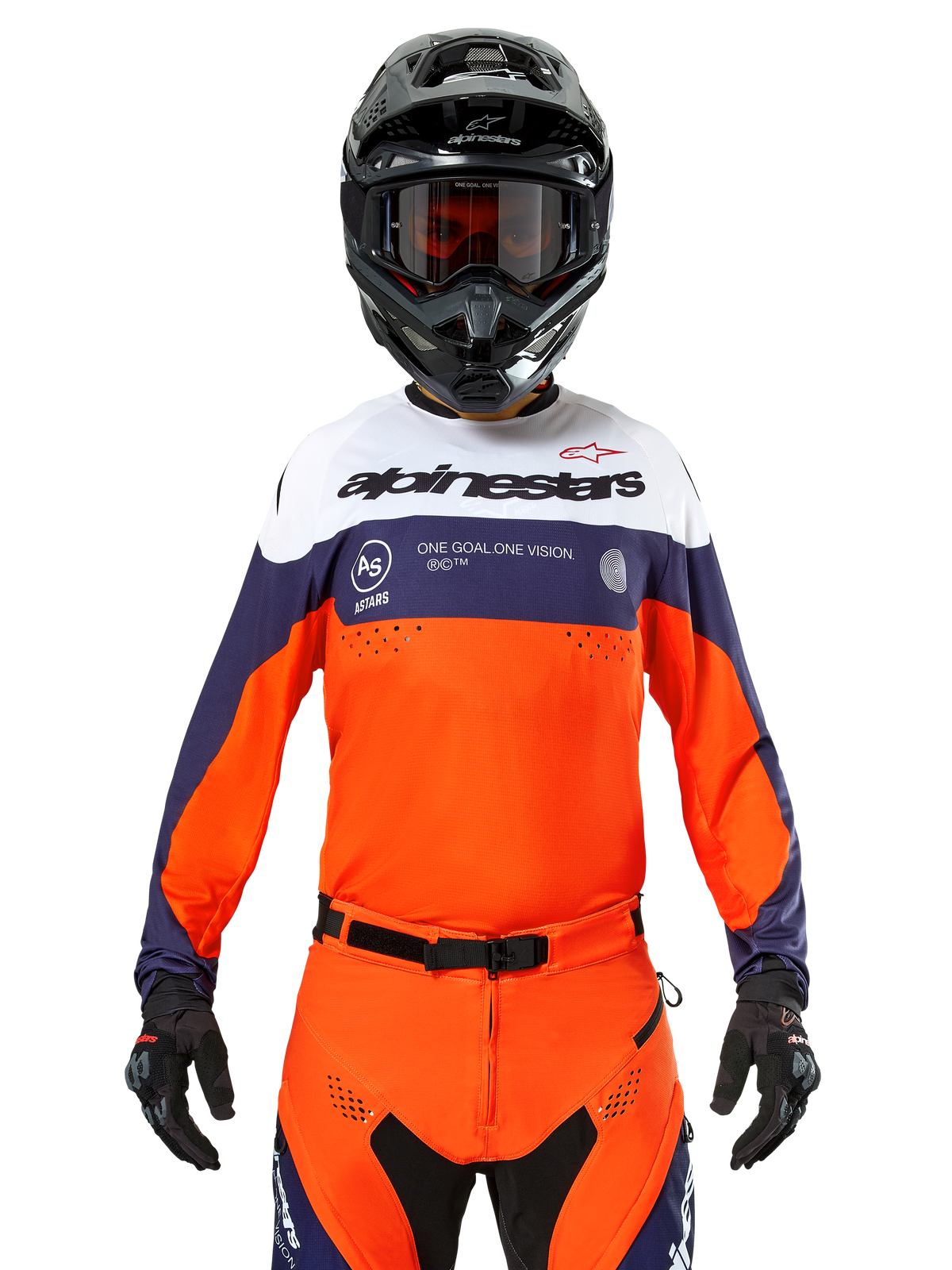 Maglia Alpinestars Pro-Dura, maglia da motocross, blu navy, arancione acceso e bianco, indossata con casco e guanti neri, con zone di ventilazione traforate al laser, branding audace e grafica sul petto "ONE GOAL. ONE VISION."