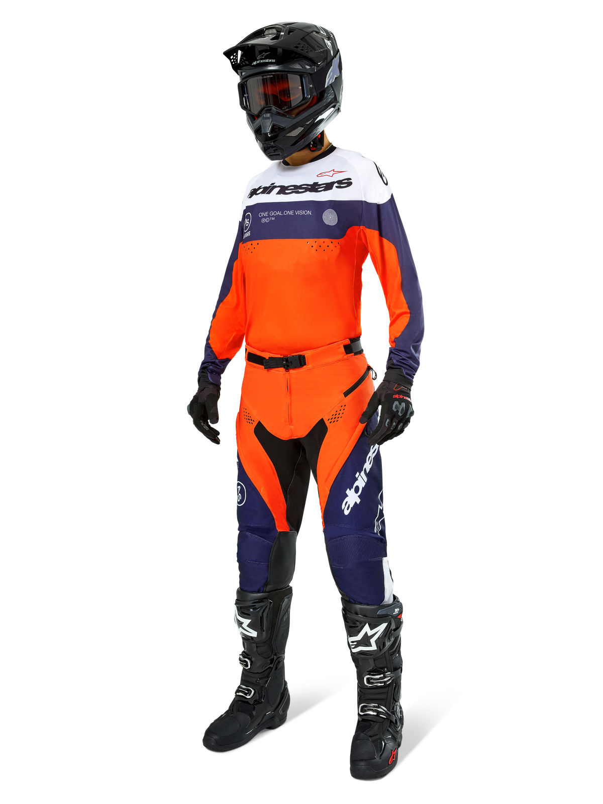 Pilota di motocross con maglia Alpinestars Pro-Dura in blu navy, arancione acceso e bianco, pantaloni da fuoristrada coordinati, casco nero con occhiali e stivali neri, equipaggiamento professionale completo per enduro e trail riding