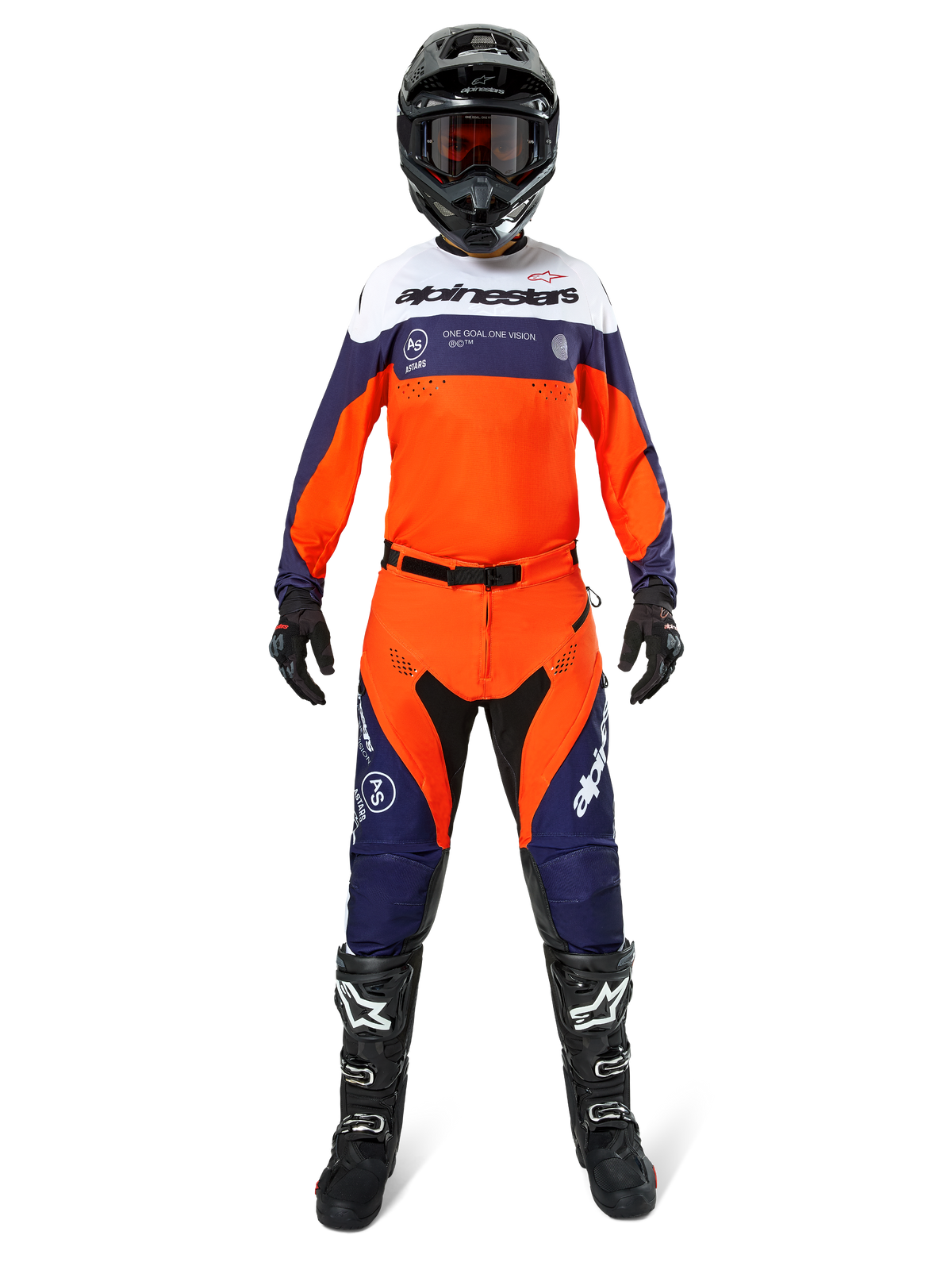 Pilota di motocross con abbigliamento completo Alpinestars Pro-Dura, maglia Navy Hot Orange e bianca, pantaloni coordinati arancioni e navy, stivali da motocross neri con loghi bianchi, casco e guanti neri, completo coordinato per corse fuoristrada