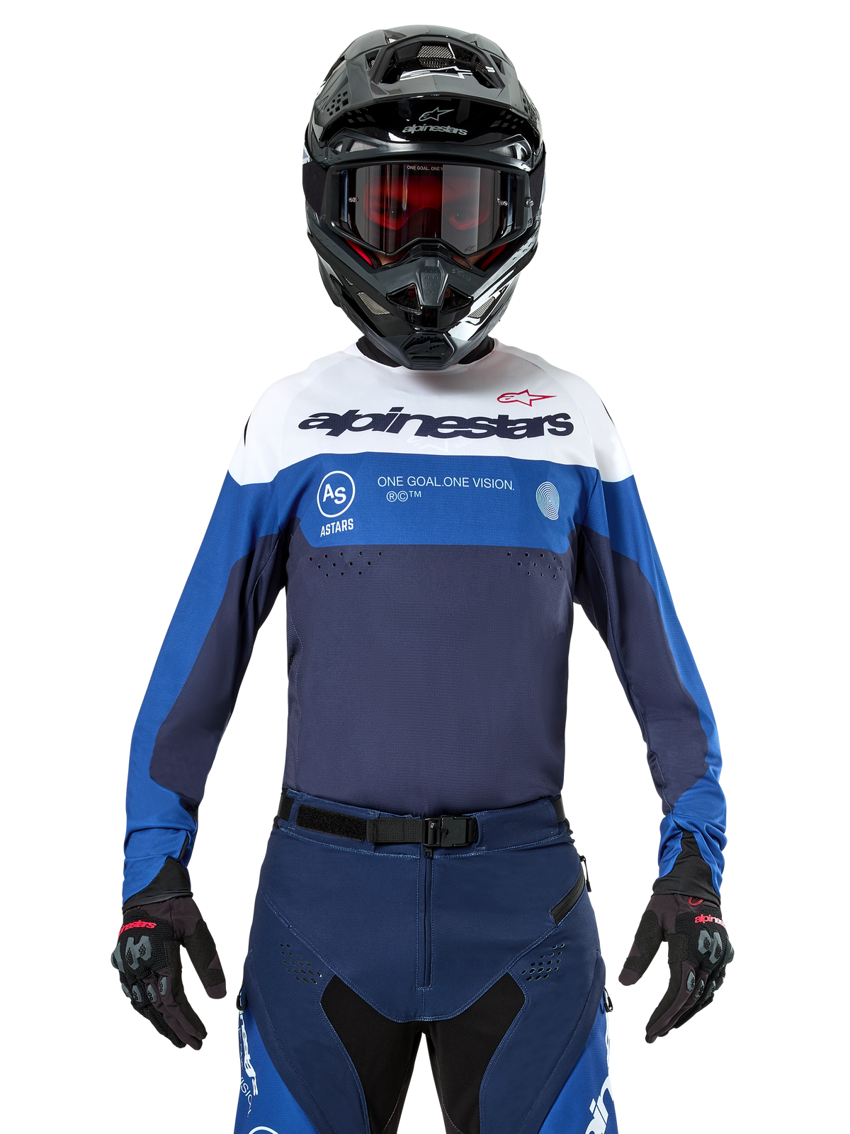 Alpinestars Pro-Dura Jersey, maglia da motocross ed enduro, blu navy, blu brillante e bianco, indossata con pantaloni coordinati, guanti e casco neri, con logo sul petto e fori di ventilazione laser per corse off-road