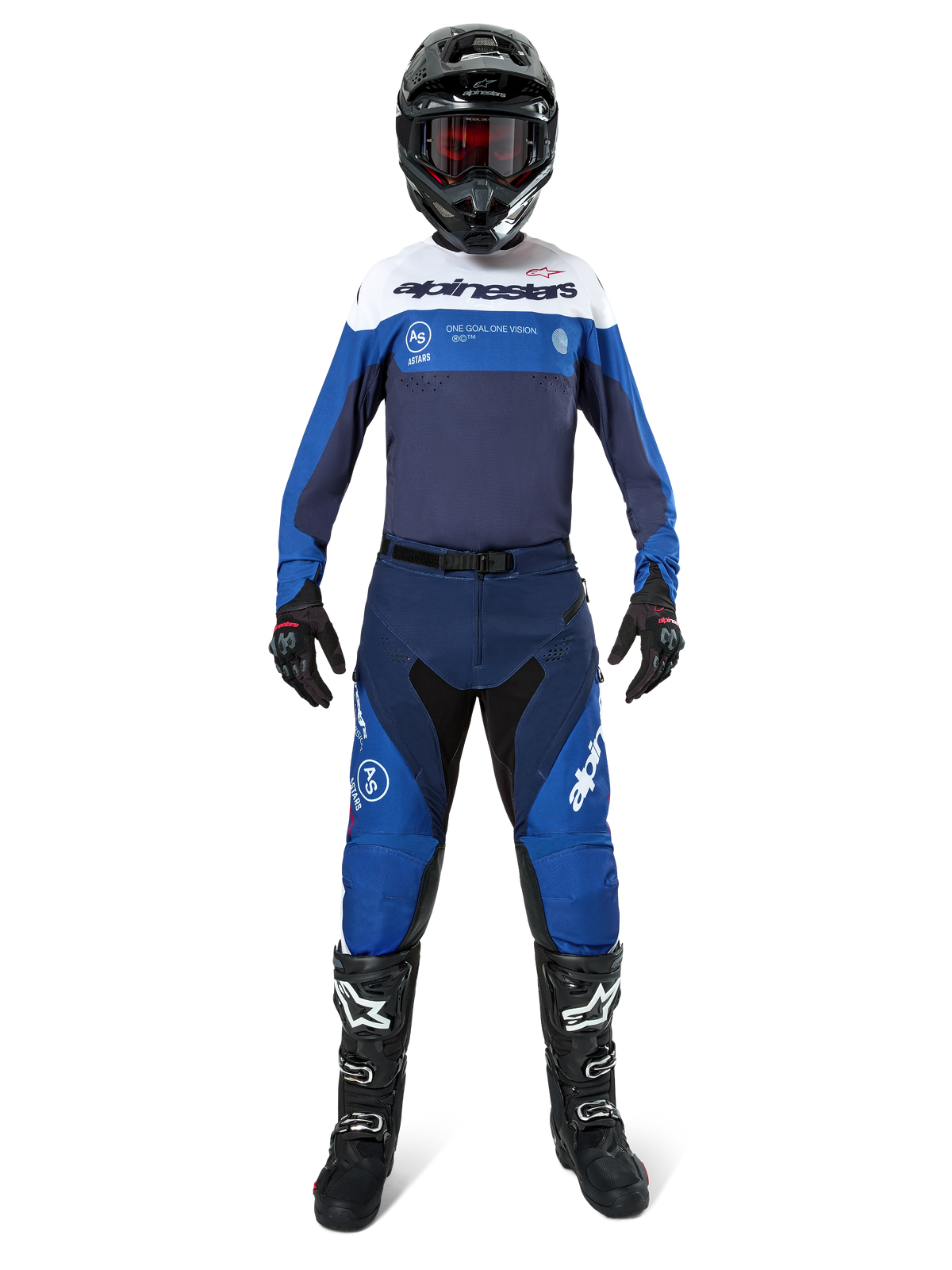 Pilota di motocross con equipaggiamento completo Alpinestars, Maglia Pro-Dura nei colori blu navy, blu brillante e bianco, pantaloni coordinati blu e navy, casco nero con occhiali rossi, stivali neri e bianchi, outfit per enduro e guida off-road