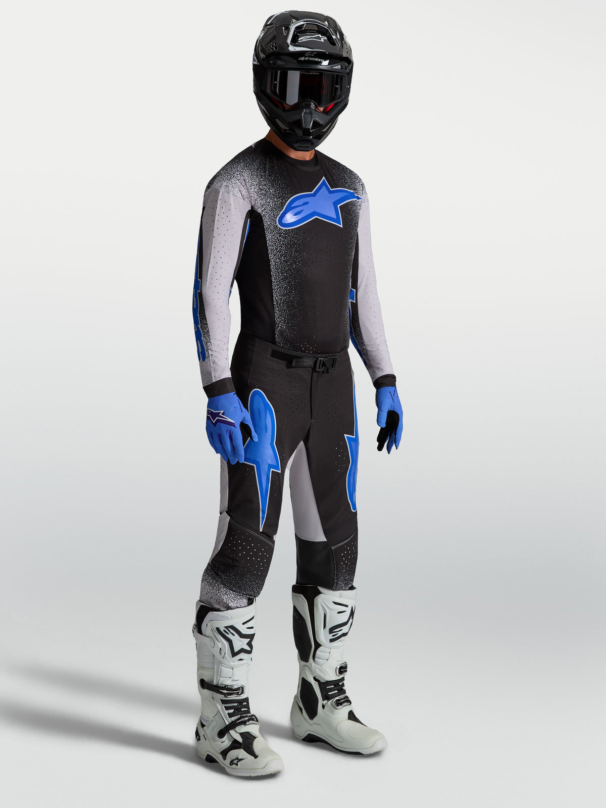 Maglia e completo Alpinestars Supertech Hiten AFD da uomo, kit motocross nero e blu con stivali racing bianchi.