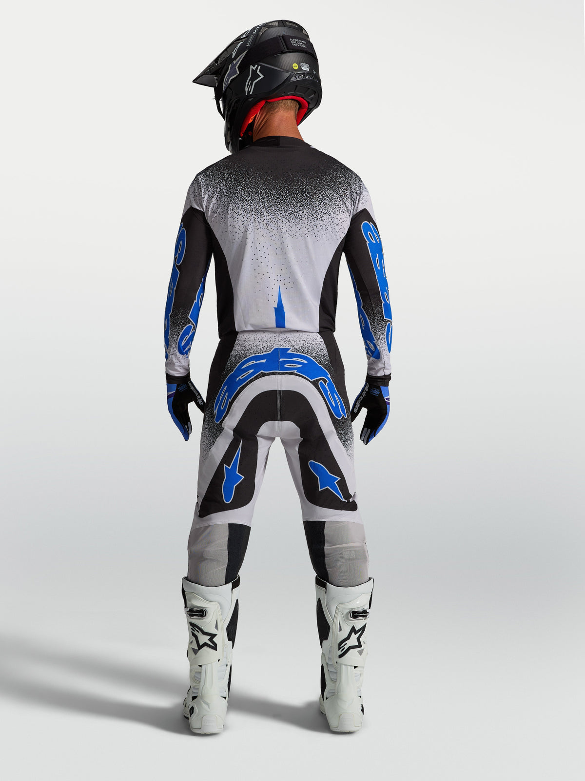 Alpinestars Maglia Supertech Hiten AFD e Supertech Hiten AFD Gear Set, completo motocross da uomo, nero, bianco e blu, vista posteriore su modello, abbigliamento tecnico off-road