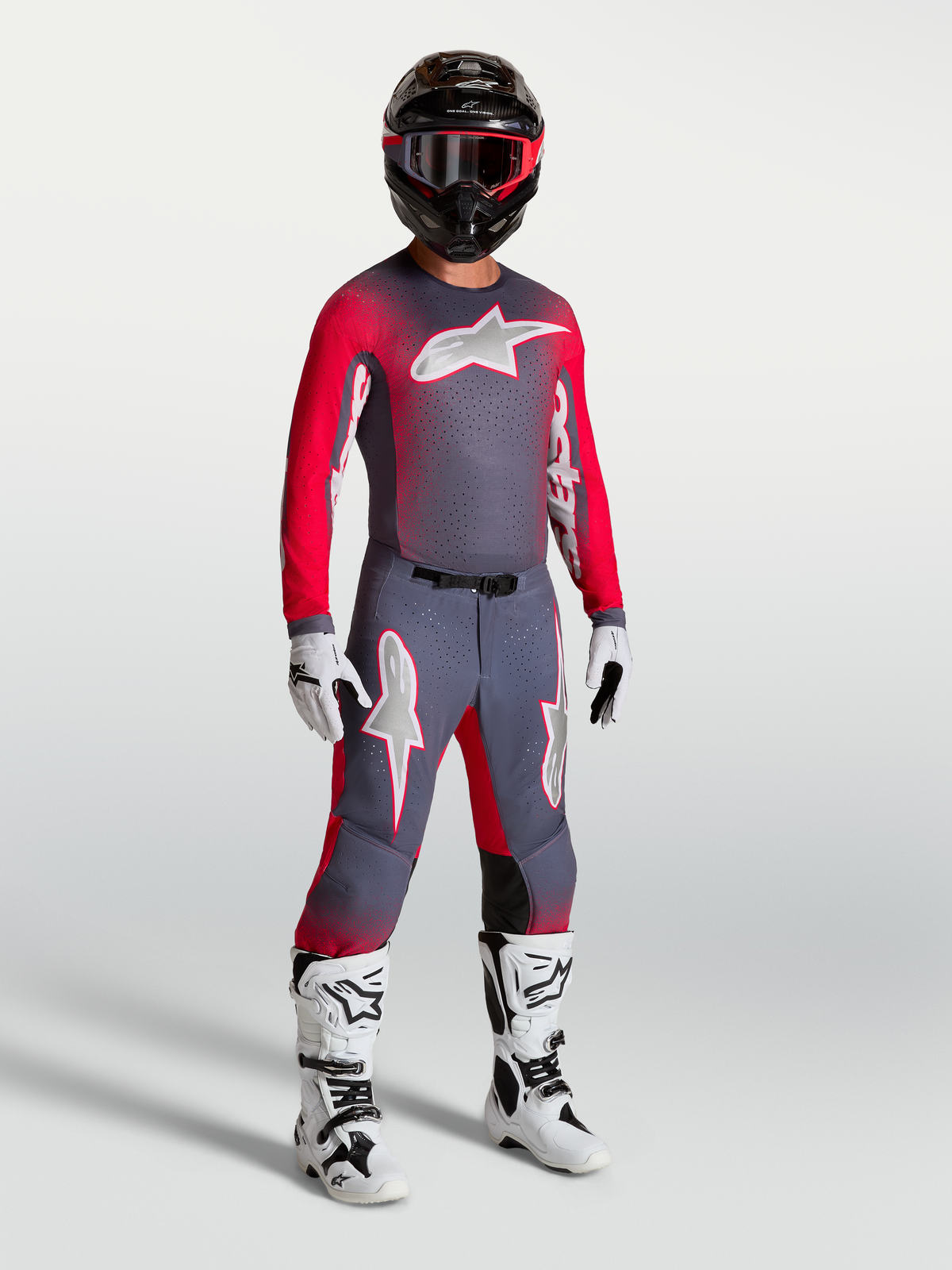Alpinestars maglia Supertech Hiten AFD, maglia da motocross da uomo, grigio e rosso fluo, caratterizzata da vestibilità atletica e mesh elasticizzato per prestazioni MX professionali, indossata da un pilota.