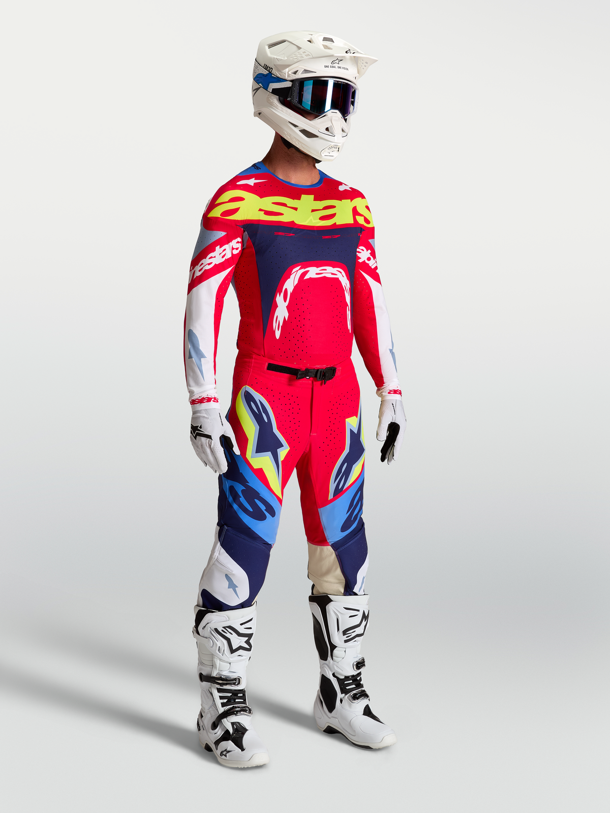 Alpinestars maglia e completo Supertech Dyna, kit da motocross professionale, rosso fuoco e blu navy, indossati da un pilota.