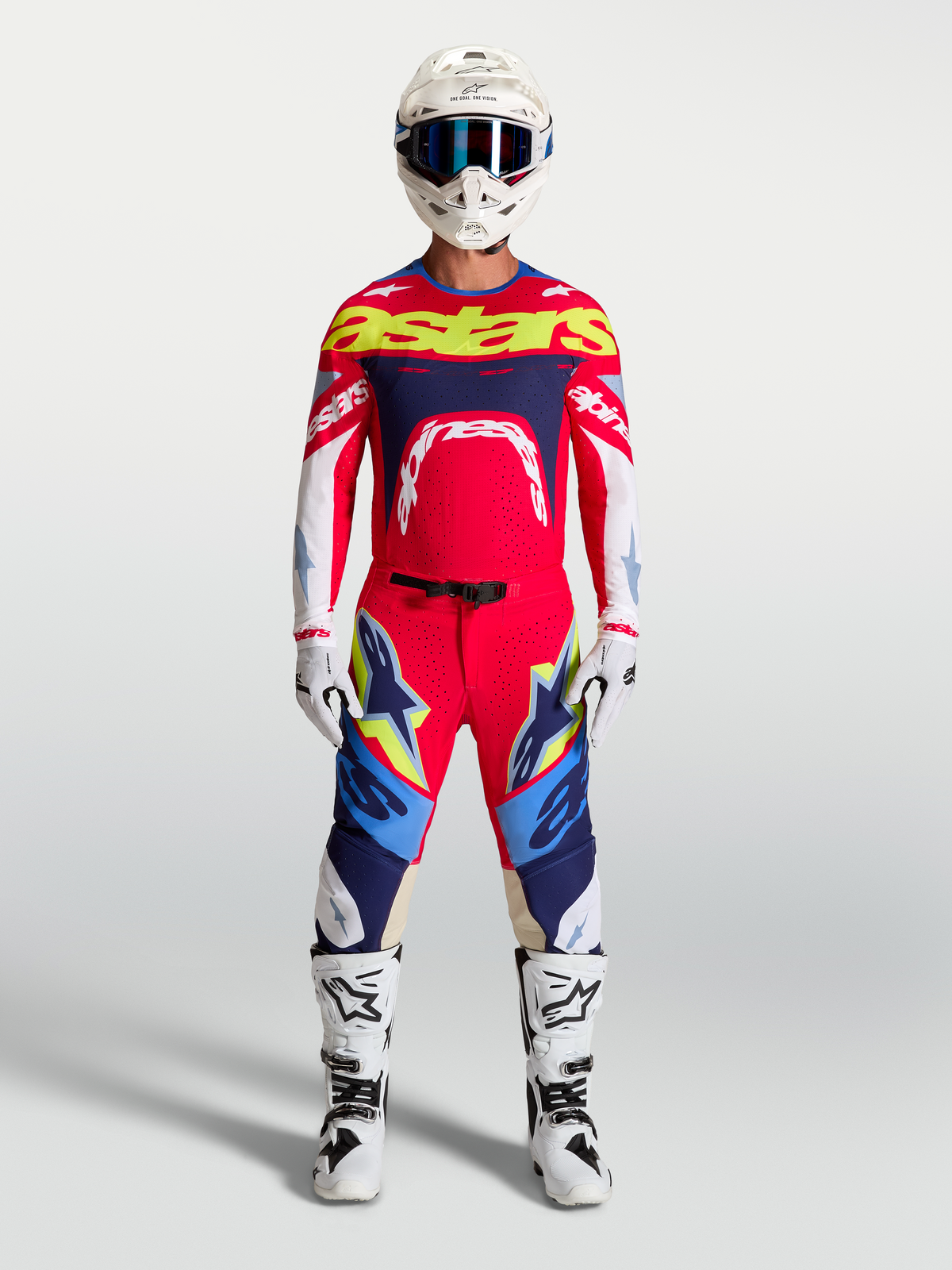 Alpinestars maglia Supertech Dyna, maglia motocross da uomo, rosso fuoco e blu navy, in mesh elasticizzata su modello.