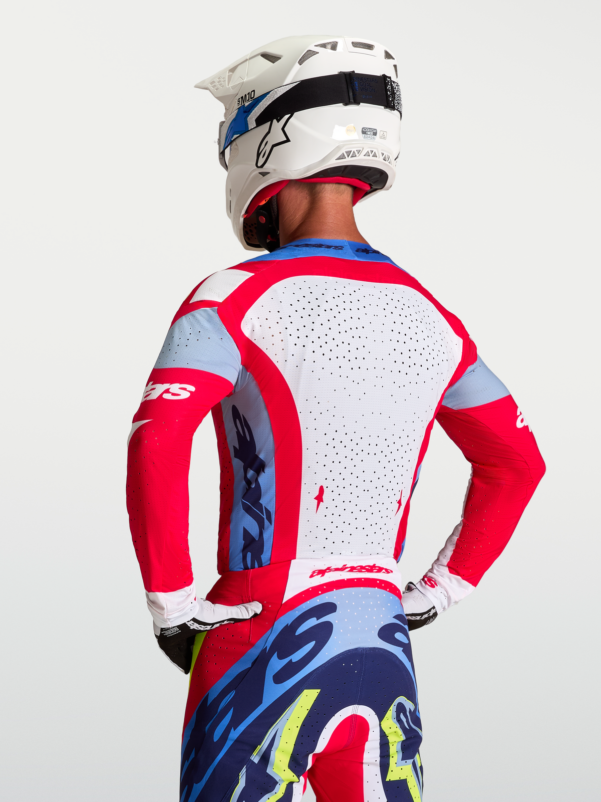 Alpinestars Maglia Supertech Dyna, maglia da motocross rossa e bianca, pannello posteriore in mesh traforato traspirante.