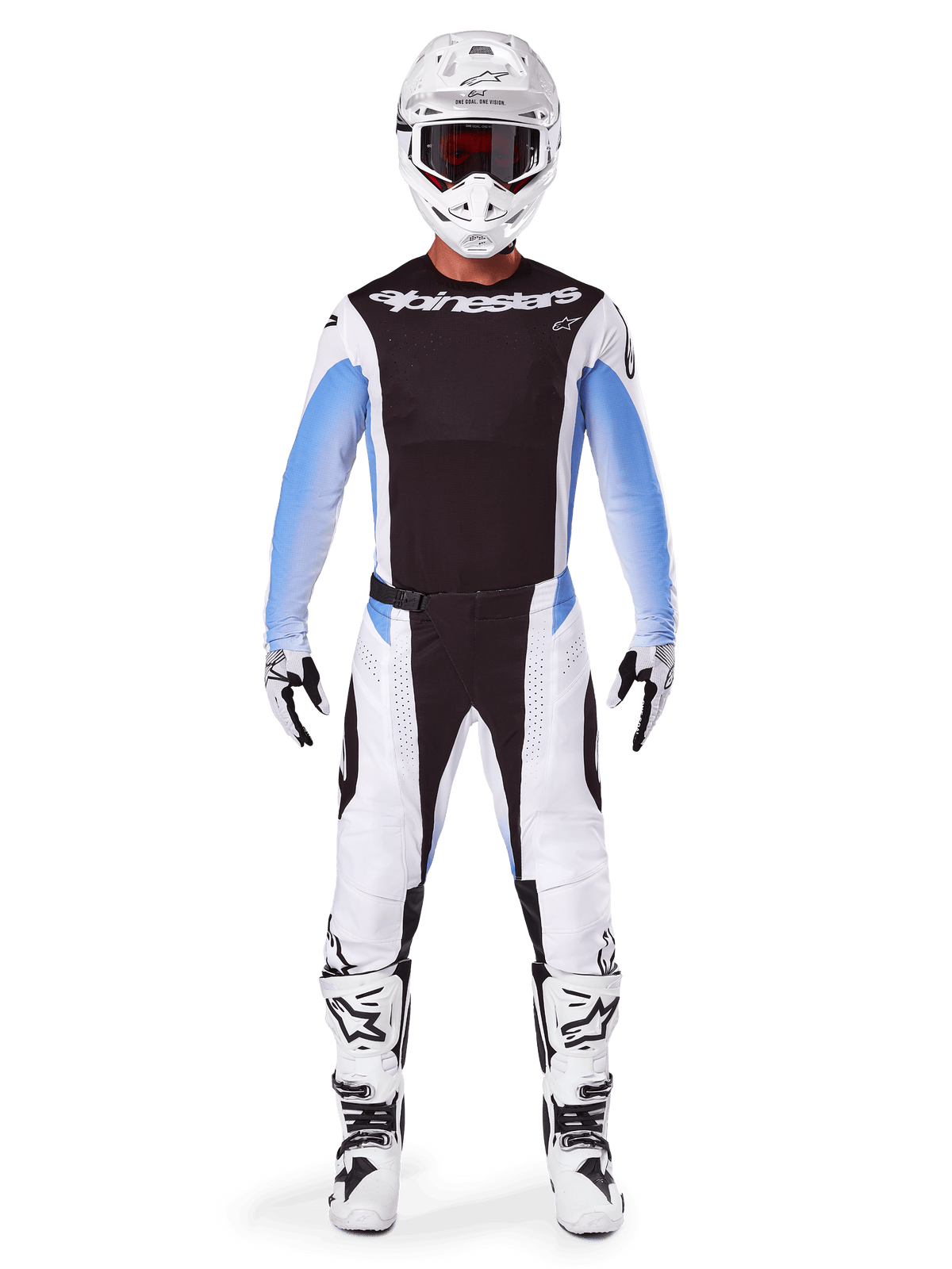 Pilota di motocross con abbigliamento completo Alpinestars Techstar Melt 2025, maglia nera con maniche a sfumatura azzurra, pantaloni bianchi con accenti neri e blu, casco bianco con occhiali neri, stivali e guanti bianchi e neri, set MX coordinato per gare fuoristrada