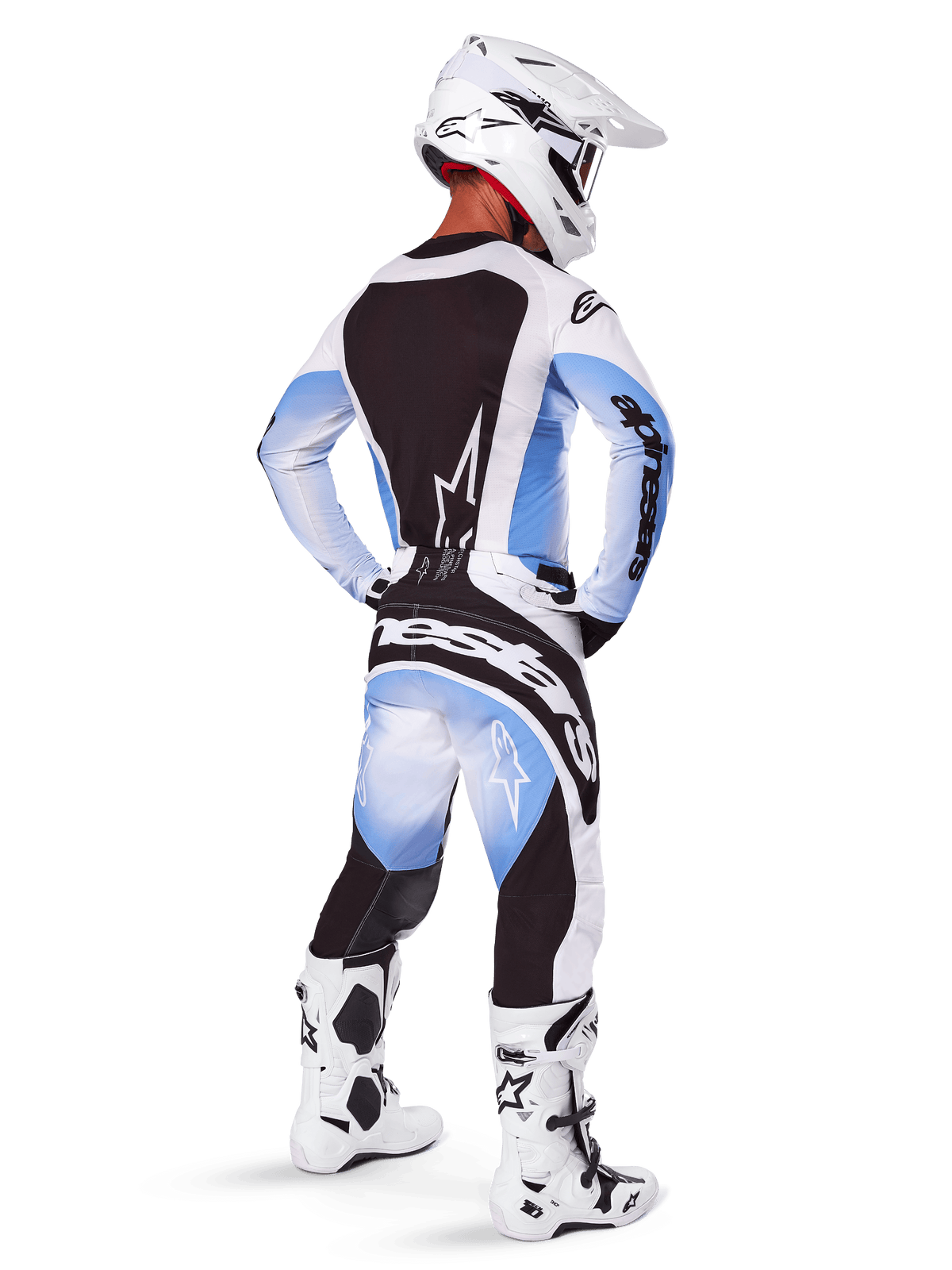 Pilota di motocross con abbigliamento completo da gara, set 2025 Techstar Melt, maglia bianca e azzurra con pannello posteriore nero, pantaloni coordinati con sfumatura blu e accenti neri, casco bianco, stivali bianchi e neri, completo coordinato per gare off-road