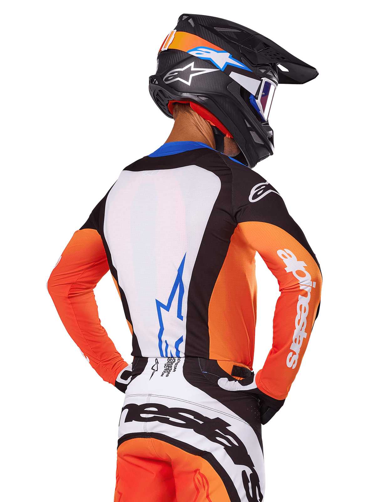 Pilota di motocross con maglia Alpinestars 2025 Techstar Melt, arancione e blu, vista posteriore con pannello bianco e logo blu, maniche arancioni con marchio bianco, casco e pantaloni coordinati, abbigliamento da gara professionale
