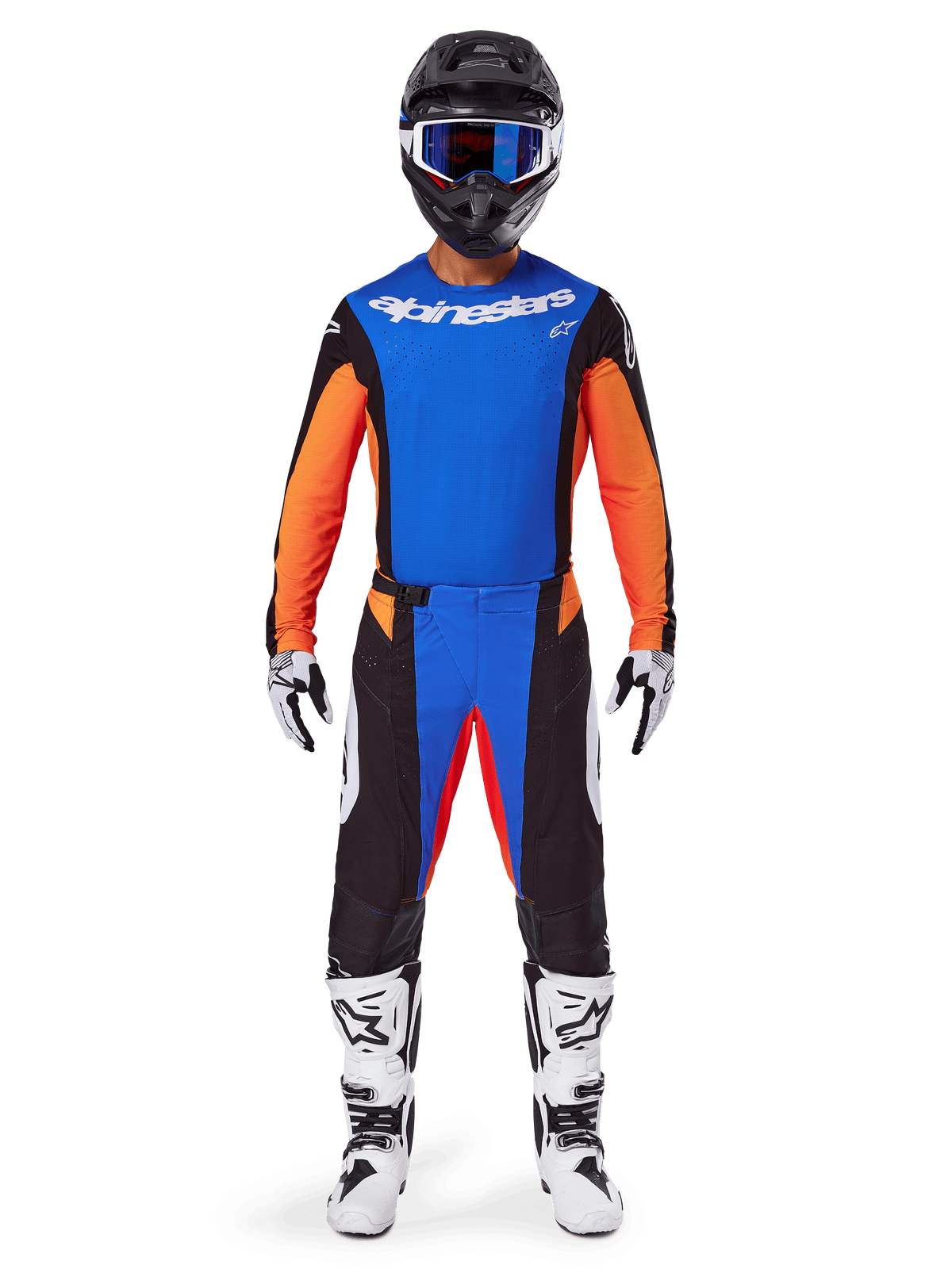 Alpinestars 2025 Techstar Melt Gear Set, pilota di motocross che indossa maglia arancione e blu con dettagli neri, pantaloni coordinati, casco nero con occhiali blu, stivali bianchi e neri, completo coordinato per competizioni fuoristrada professionali.