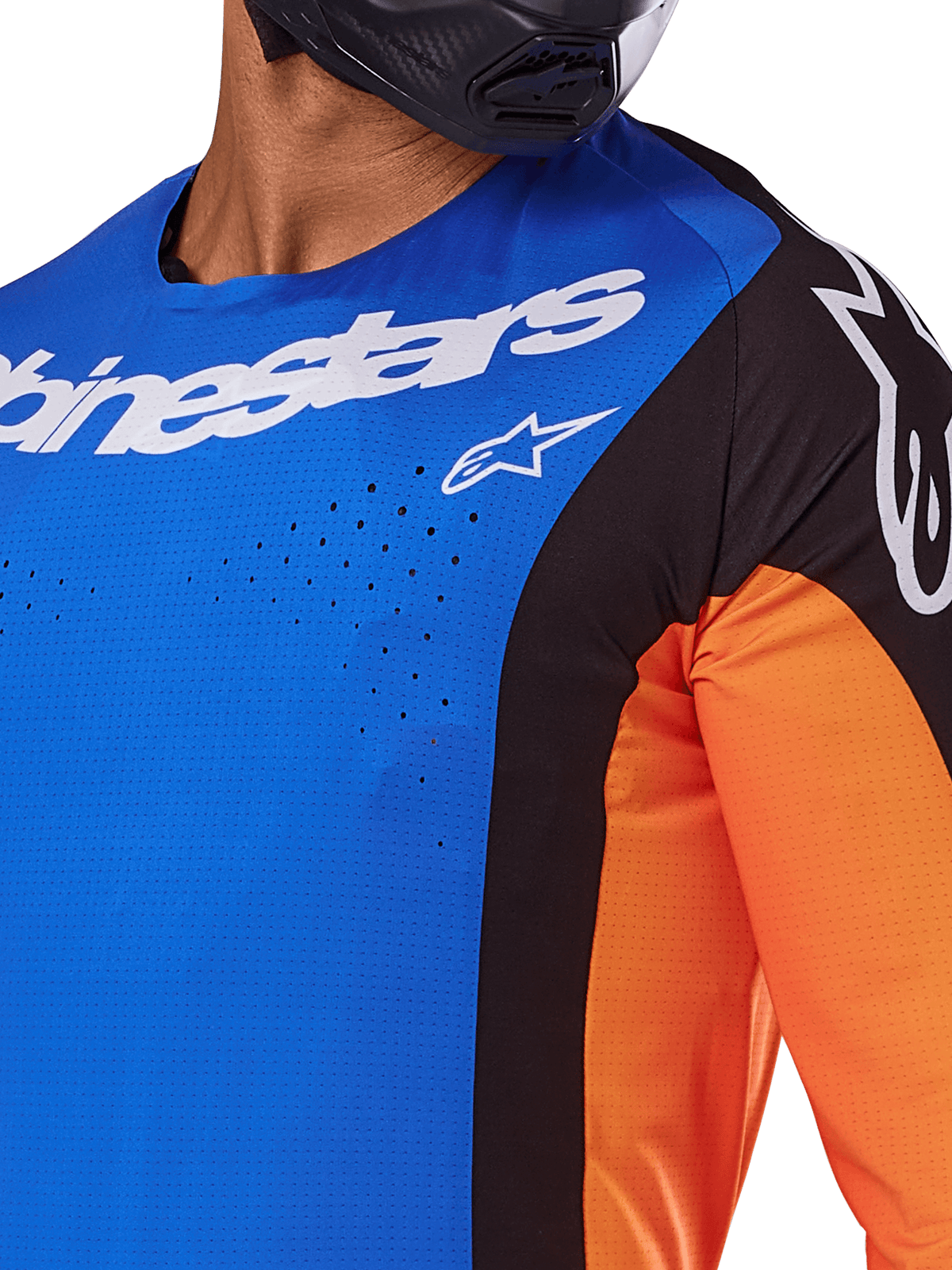 Alpinestars 2025 Techstar Melt Jersey, maglia da motocross, blu e arancione con pannelli neri, con marchio Alpinestars bianco e perforazioni laser visibili sul petto, indossata da un pilota con casco nero