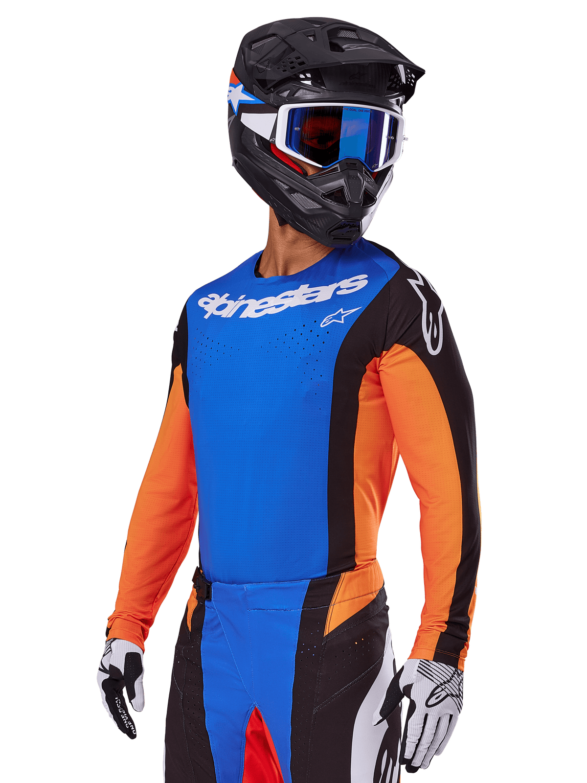 Set completo da motocross Alpinestars Techstar Melt 2025, pilota con maglia blu, maniche arancioni e pannelli laterali neri, pantaloni coordinati blu e neri, casco nero con occhiali blu, guanti bianchi e neri, abbigliamento tecnico con vestibilità racing