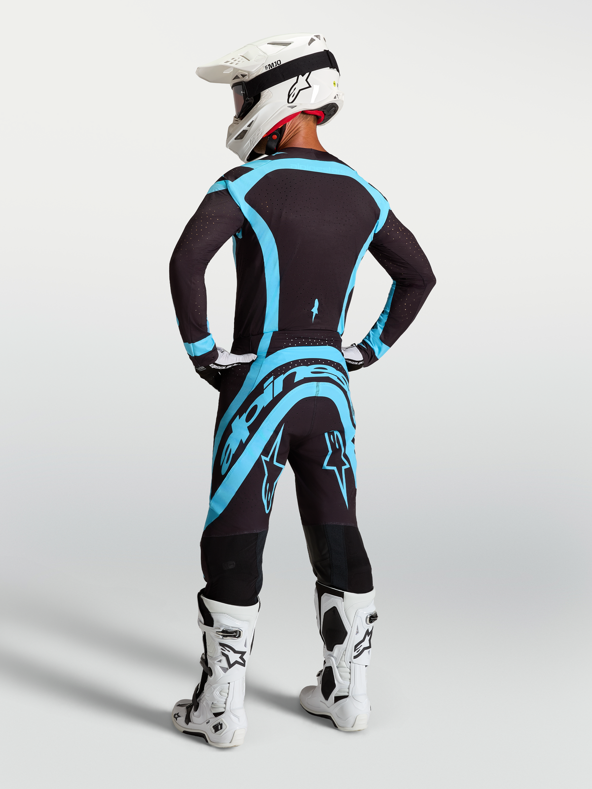 Alpinestars maglia e completo Supertech Vesta, completo da gara motocross nero e turchese con vestibilità atletica stretch.