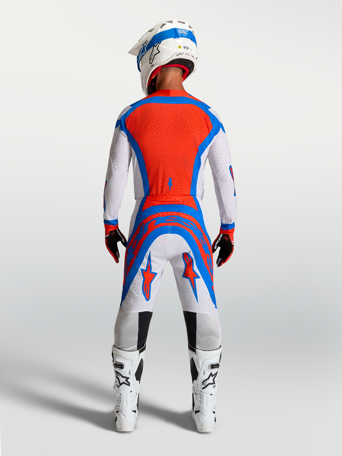 Alpinestars maglia e completo Supertech Vesta, rosso cardinale e blu, vista posteriore da uomo, vestibilità atletica.