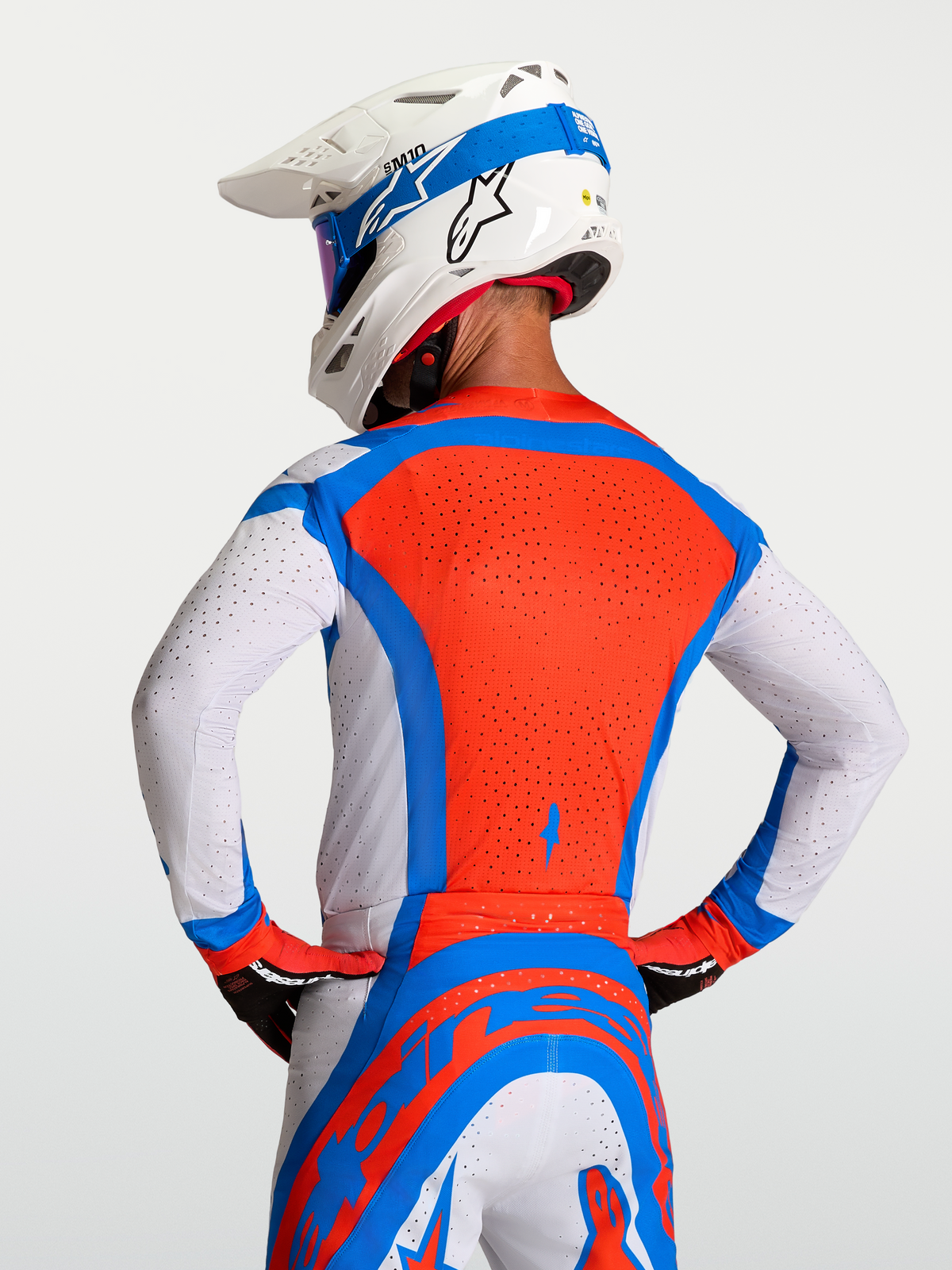 Alpinestars Maglia Supertech Vesta, maglia da motocross da uomo, rosso e blu, con perforazioni laser-cut traspiranti.