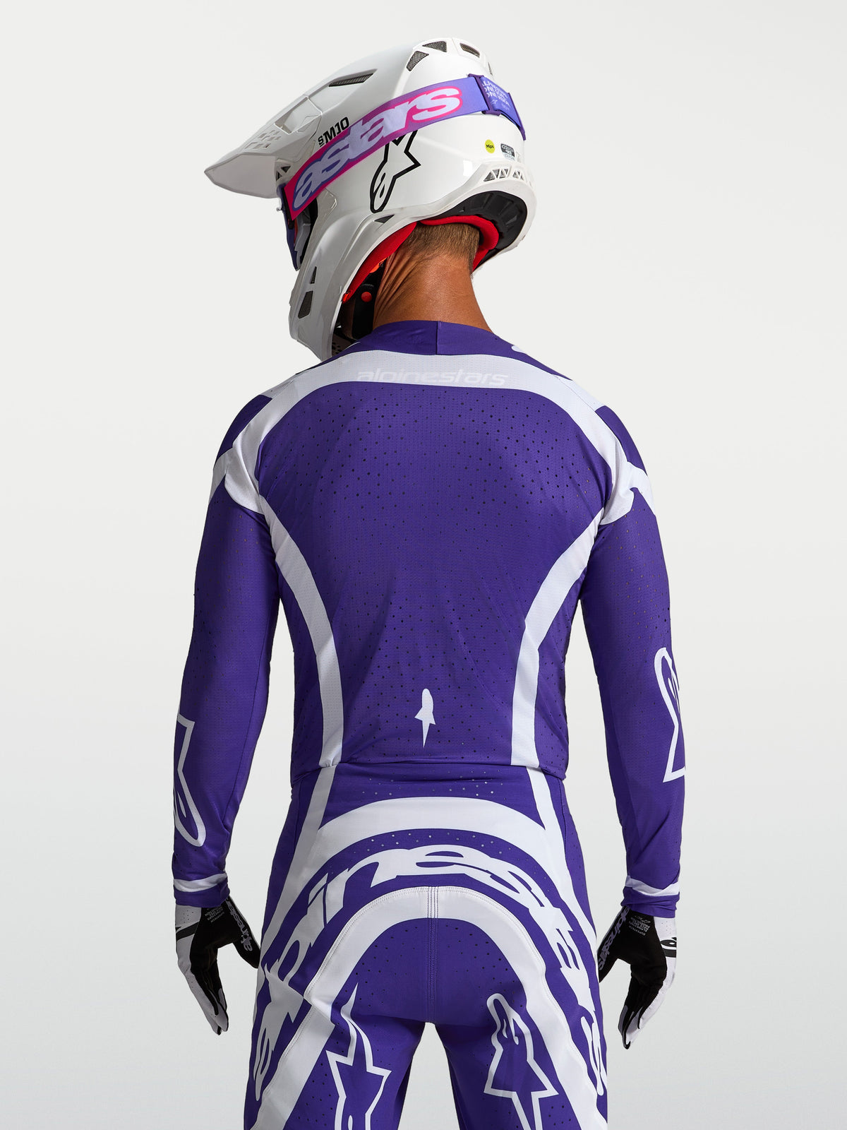 Alpinestars Maglia Supertech Vesta, maglia motocross blu e bianca, mesh ventilato, vista posteriore su modello.