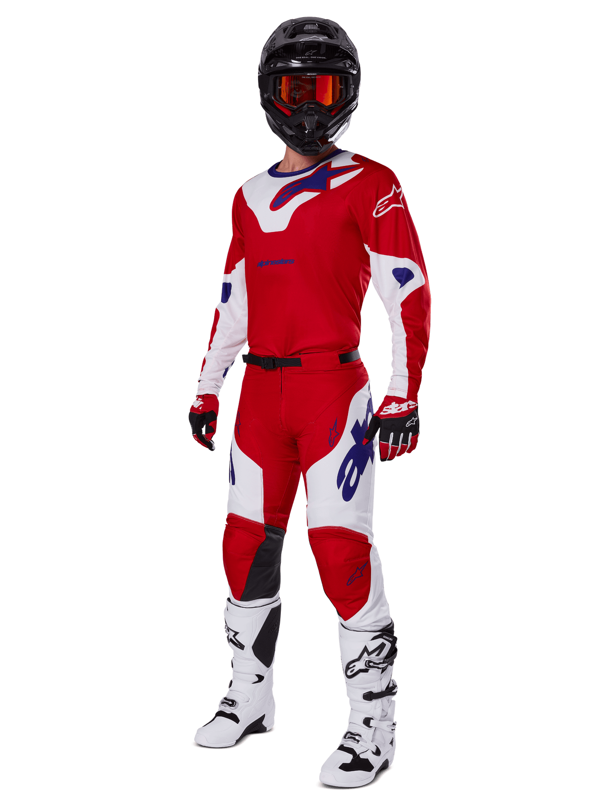 Set completo Alpinestars Racer Veil 2025, abbigliamento da motocross, rosso acceso e bianco con dettagli del logo blu, indossato con casco nero, guanti rossi e stivali bianchi, completo protettivo per prestazioni fuoristrada
