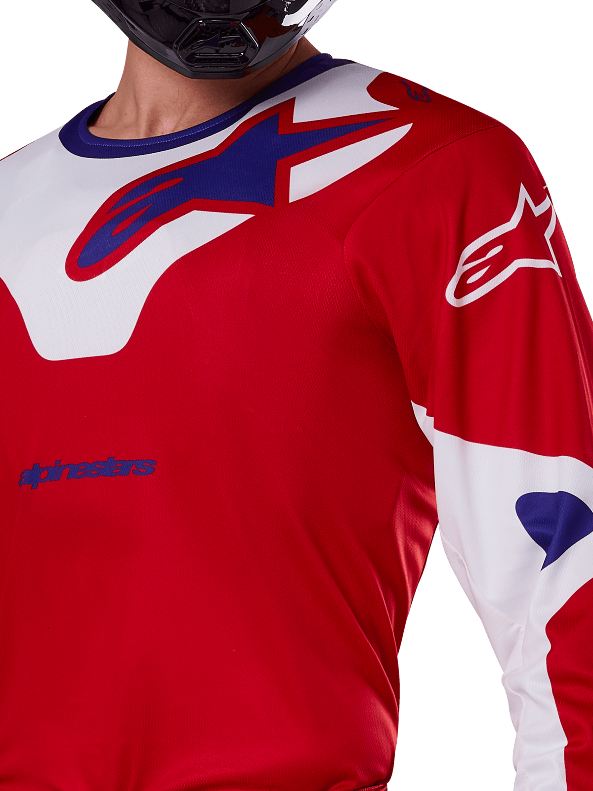 Alpinestars 2025 Racer Veil Jersey, maglia da motocross, rosso brillante e bianco, vista ravvicinata della parte superiore del busto e del petto, logo Alpinestars blu su inserto del colletto bianco, maniche rosse con accenti bianchi, indossata con un casco nero, abbigliamento tecnico da fuoristrada