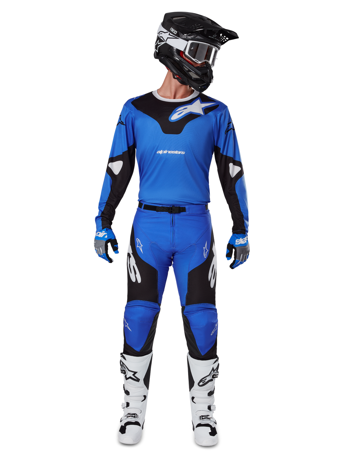 Pilota di motocross con set Alpinestars 2025 Racer Veil Gear, maglia blu e nera con pantaloni abbinati, casco nero con occhiali bianchi, stivali bianchi e neri, abbigliamento da gara coordinato per motocross fuoristrada