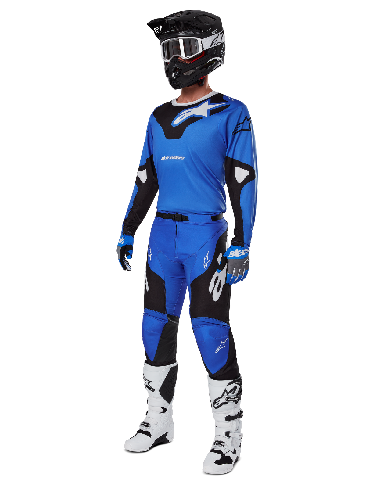 Set completo Alpinestars Racer Veil 2025, maglia e pantaloni da motocross blu e neri, abbigliamento completo da gara MX con casco nero, occhiali bianchi e stivali bianchi, abbigliamento tecnico da fuoristrada