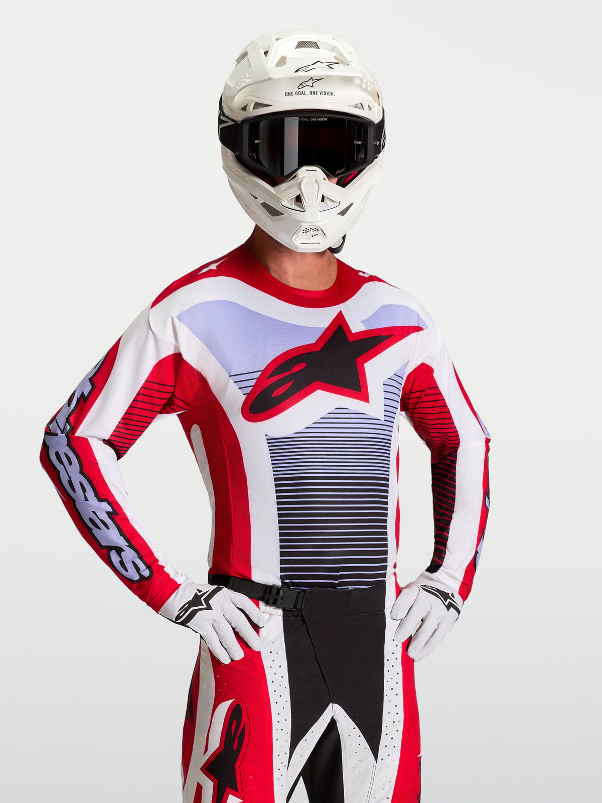 Alpinestars maglia Techstar Maven, maglia da motocross da uomo, rossa e bianca, vestibilità racing atletica con logo a stella nero, indossata con casco e guanti