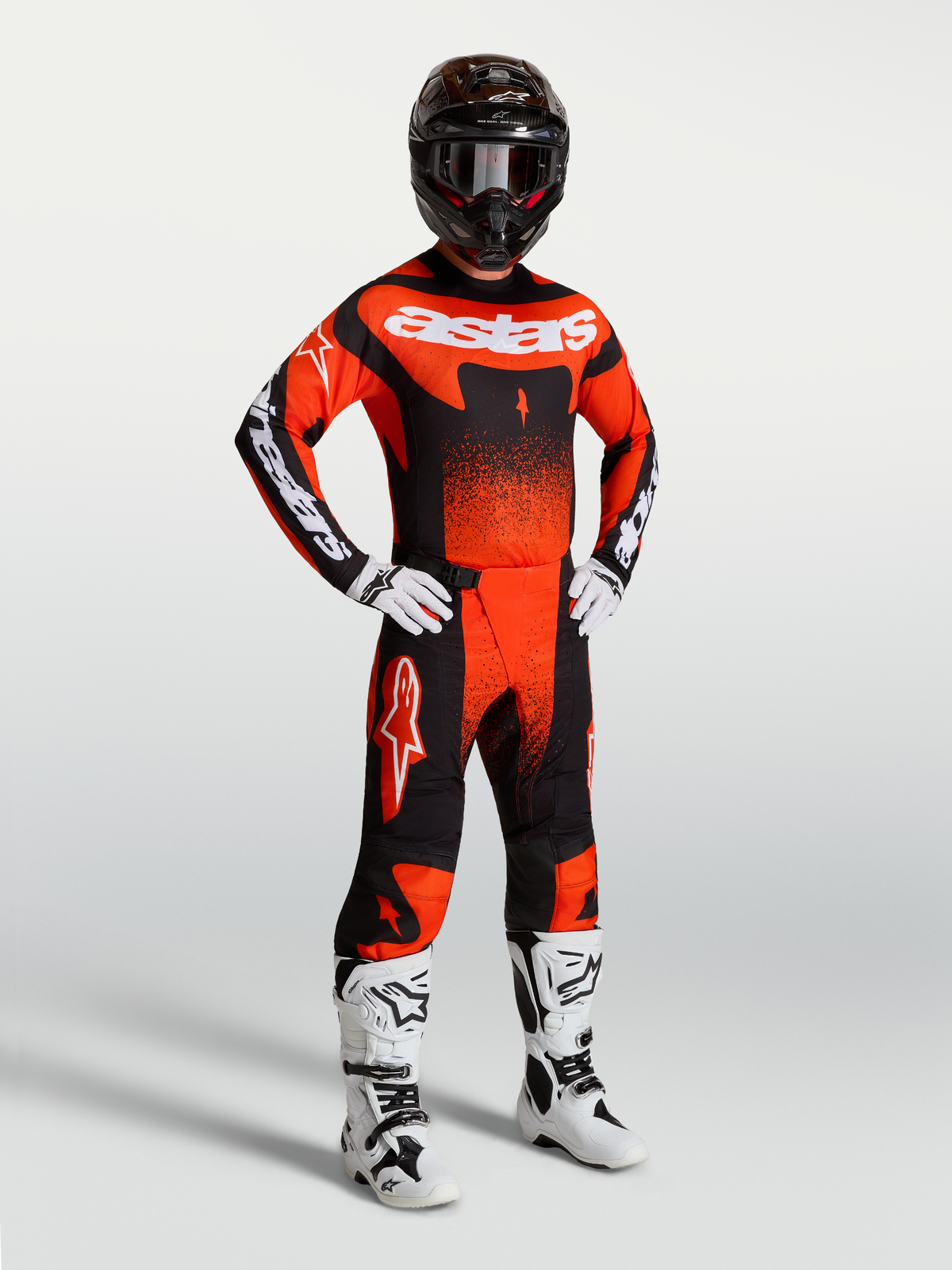 Alpinestars Techstar Swan Gear Set e Maglia, completo da motocross per uomo, rosso cardinale e nero, con stivali bianchi