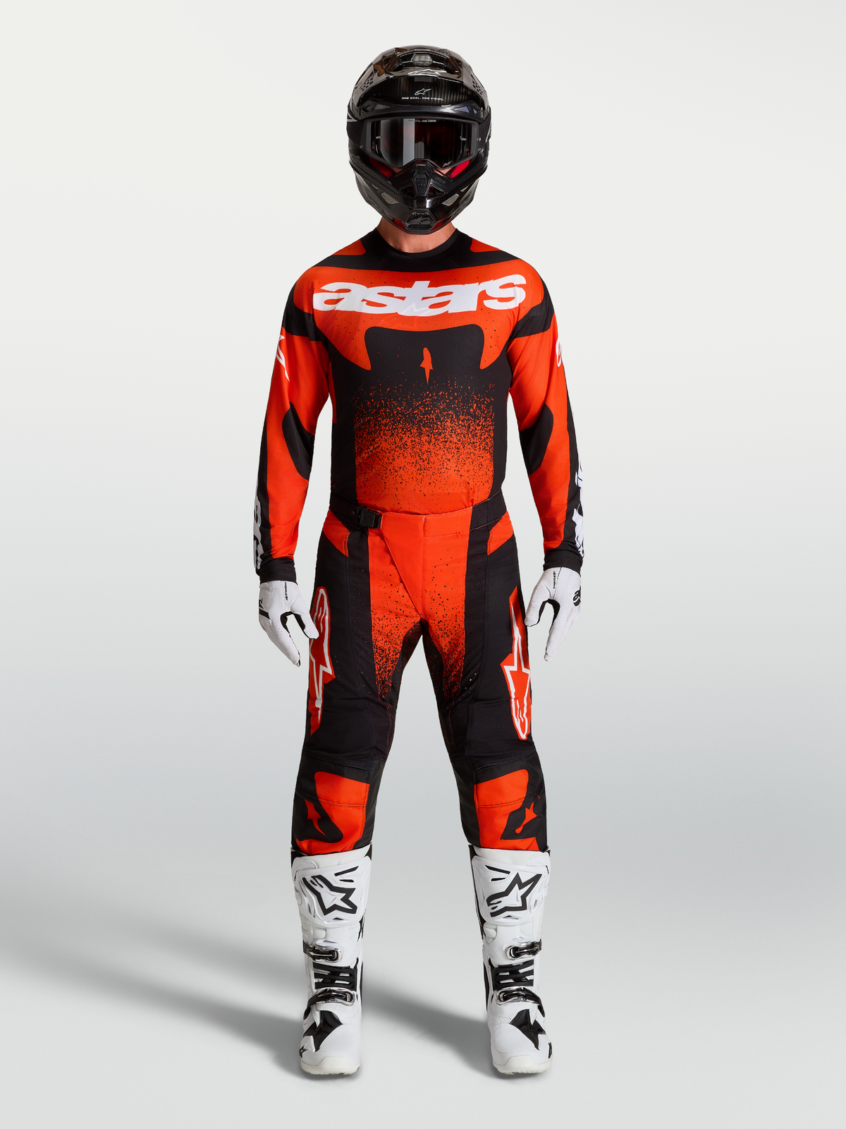 Alpinestars maglia Techstar Swan e completo da motocross da uomo, rosso cardinale e nero con stivali bianchi, design ergonomico e ventilato per fuoristrada