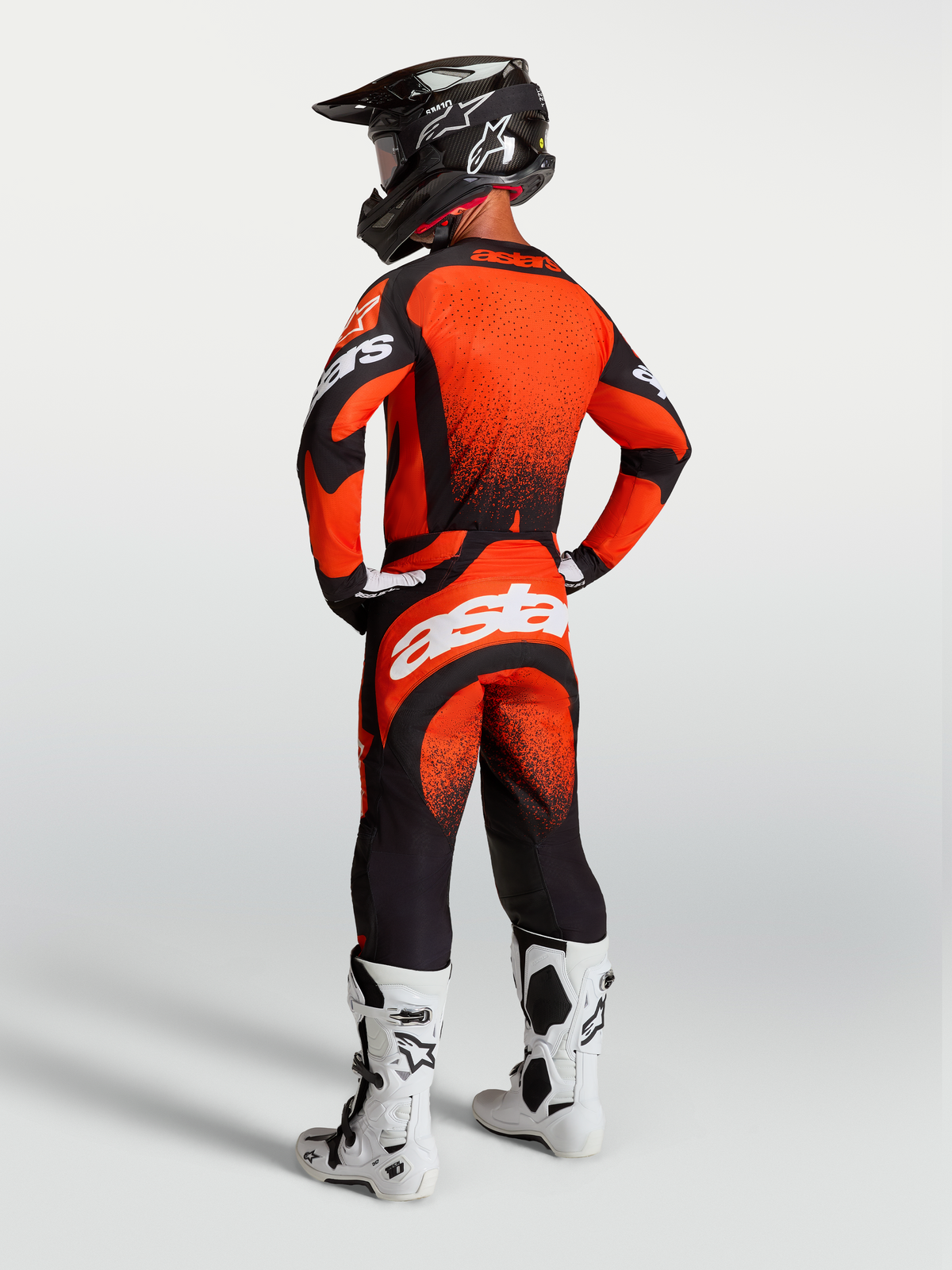 Alpinestars Maglia Techstar Swan e completo da motocross per uomo, rosso e nero, abbigliamento fuoristrada, vista dal retro.