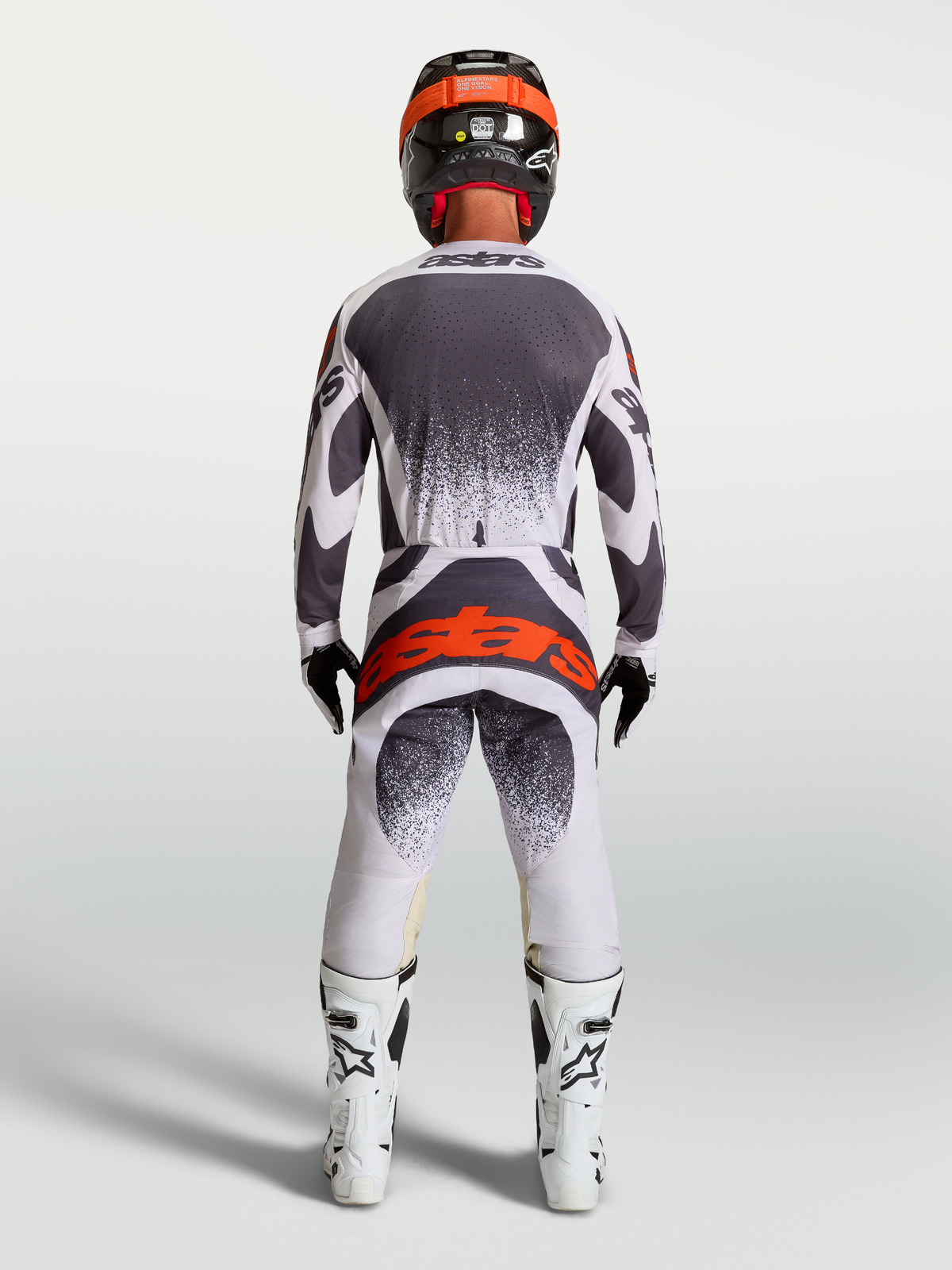 Maglia Techstar Swan e Techstar Swan Gear Set Alpinestars, completo motocross grigio e bianco, logo rosso, vista posteriore.